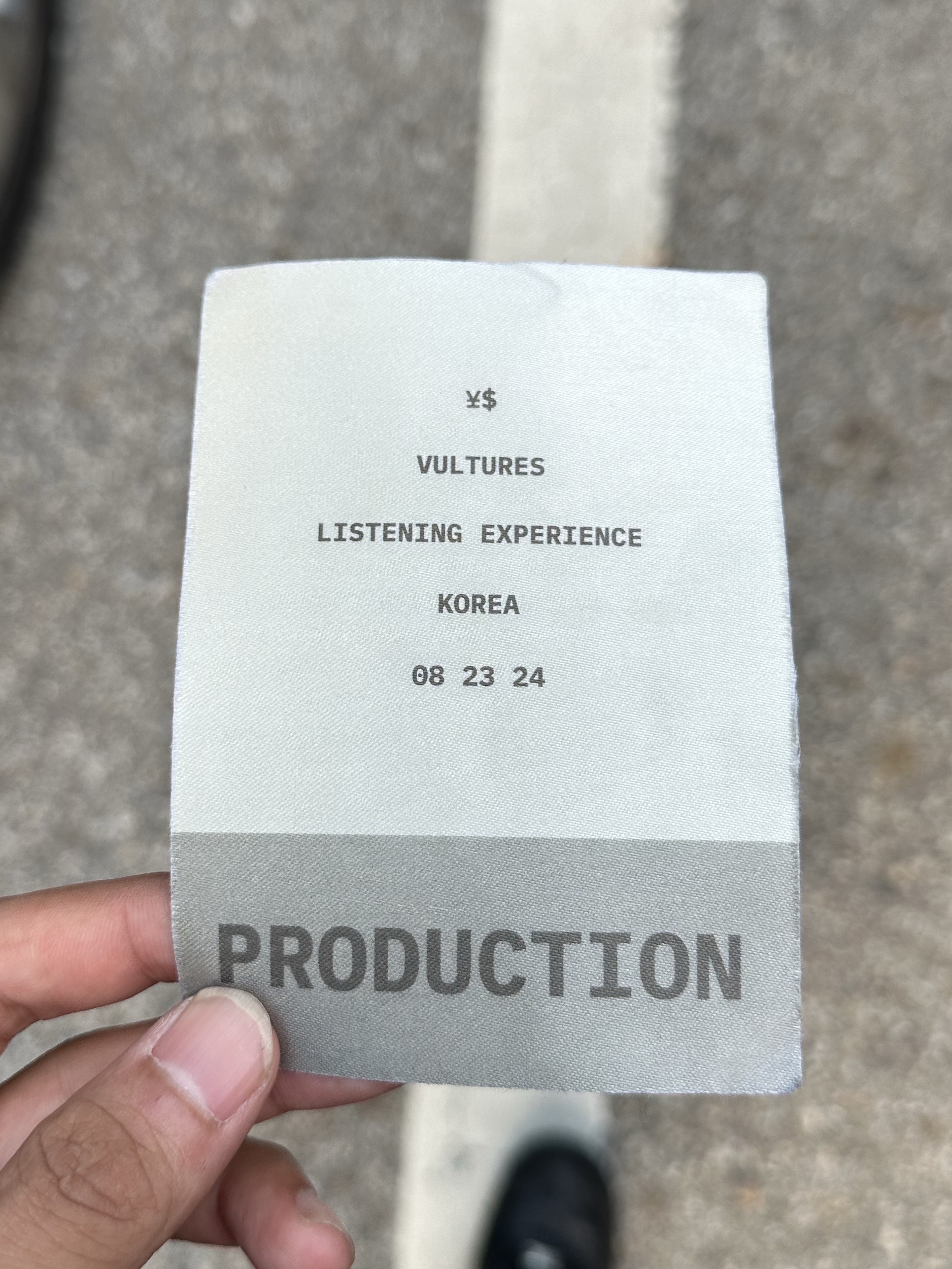 Yeezy YZY Pods Black 착용 스타일 - 2