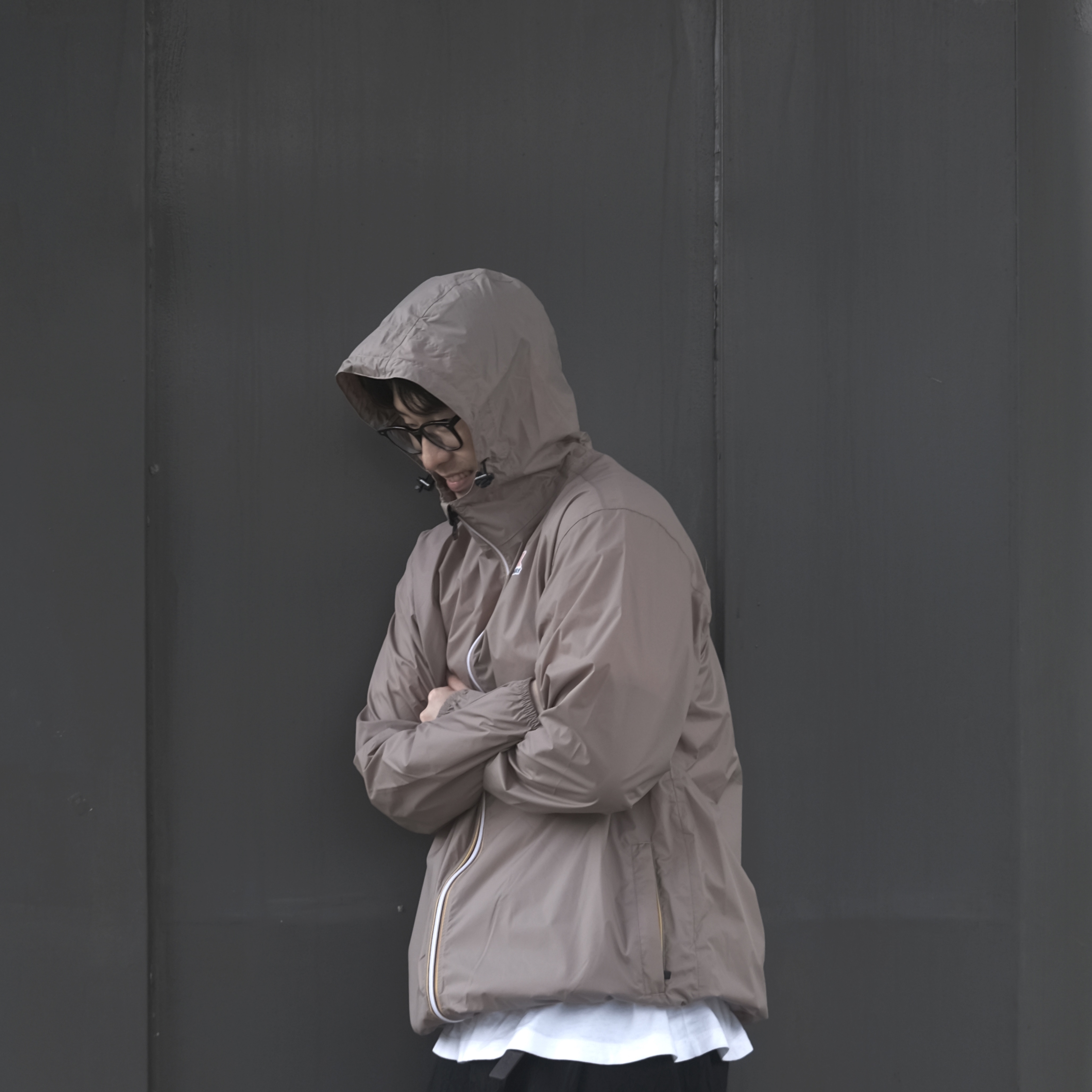 K-WAY Le Vrai Claude Jacket Dark Beige 착용 스타일 - 3