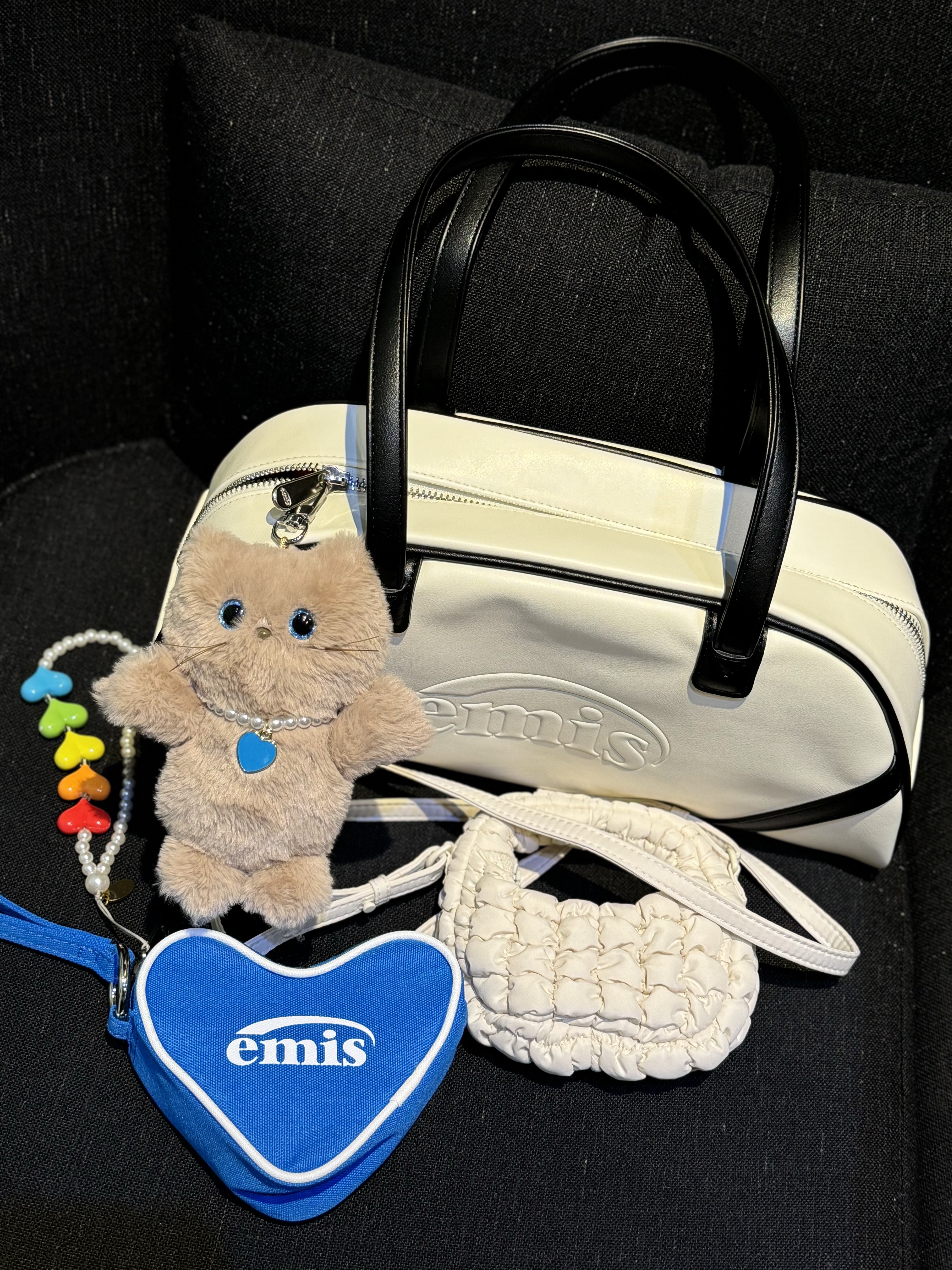 COS Quilted Nano Crossbody Bag Beige, Emis Heart Keyring Pouch Blue 착용 스타일 - 3