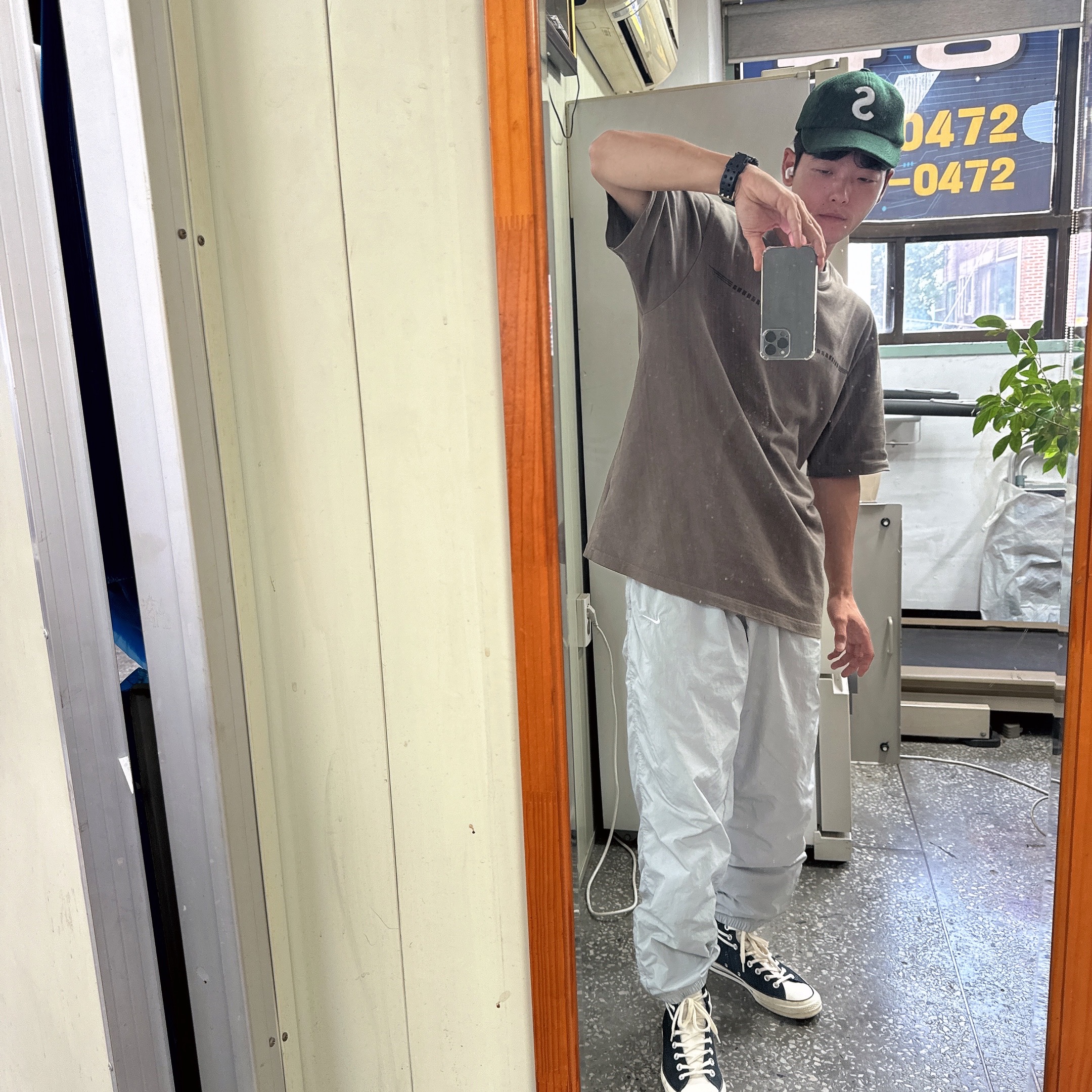 Jordan x Travis Scott T-Shirts Palomino (DZ5510-274), Nike M NRG Track Pants Light Smoke Grey 착용 스타일 - 1
