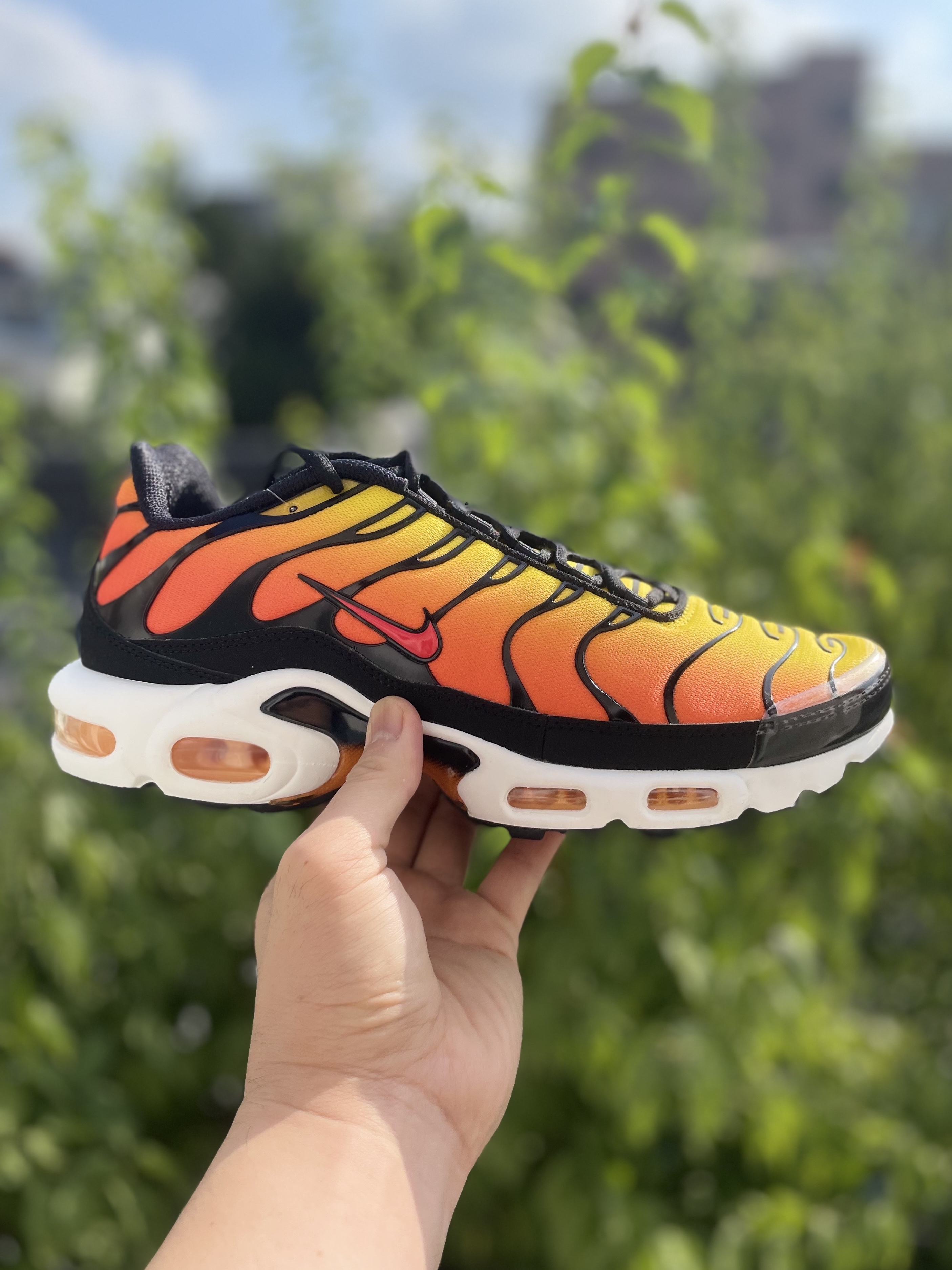 Nike Air Max Plus Bright Ceramic and Tour Yellow 착용 스타일