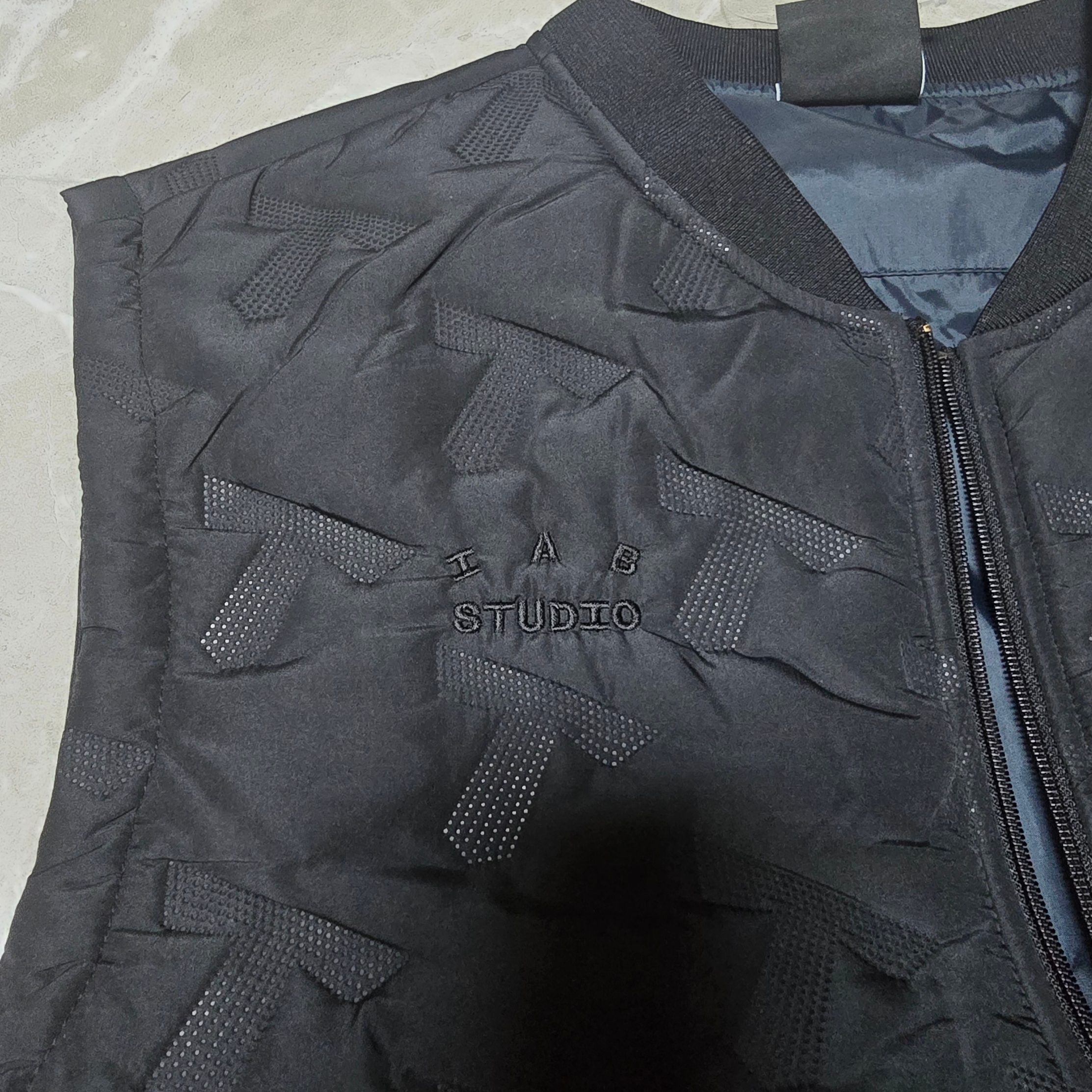 Kia Tigers x IAB Studio 24 Authentic Padded Vest Black 착용 스타일 - 1