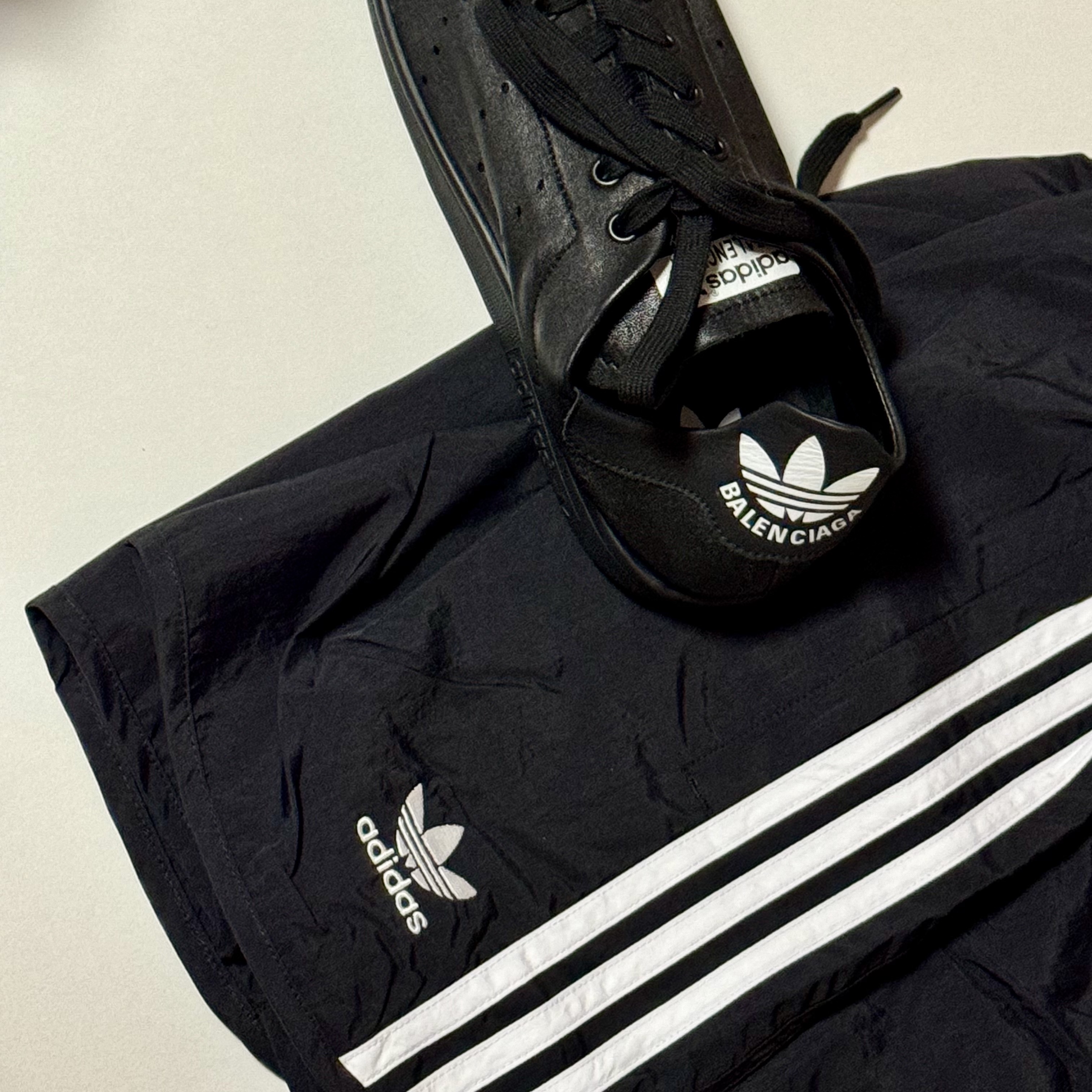 Adidas Adicolor Classic Sprinter Shorts Black - US Sizing, Balenciaga x Adidas Stan Smith Black 착용 스타일 - 2
