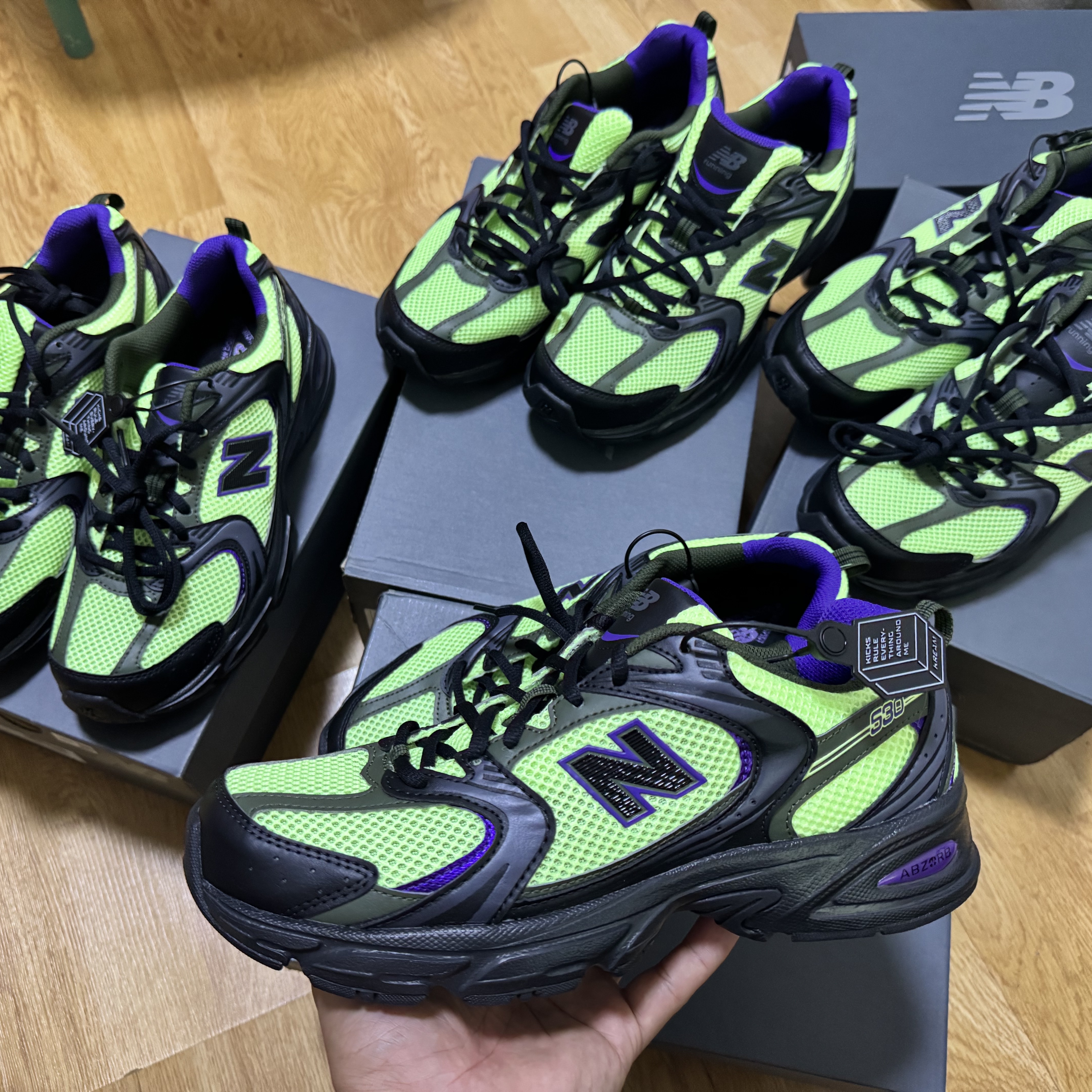 New Balance 530 Black Volt Green 착용 스타일