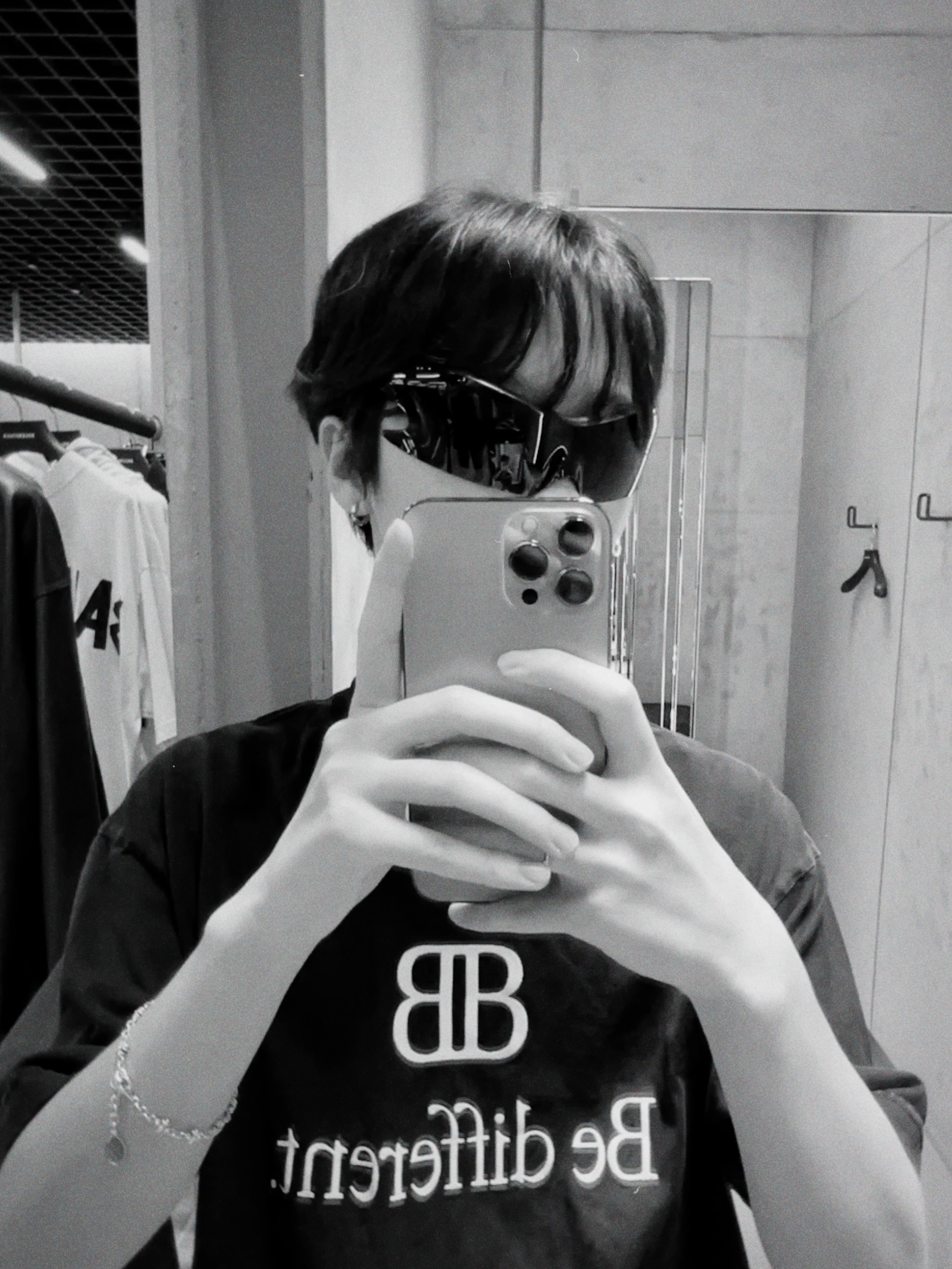 Balenciaga Speed Sunglasses Black 착용 스타일 - 1
