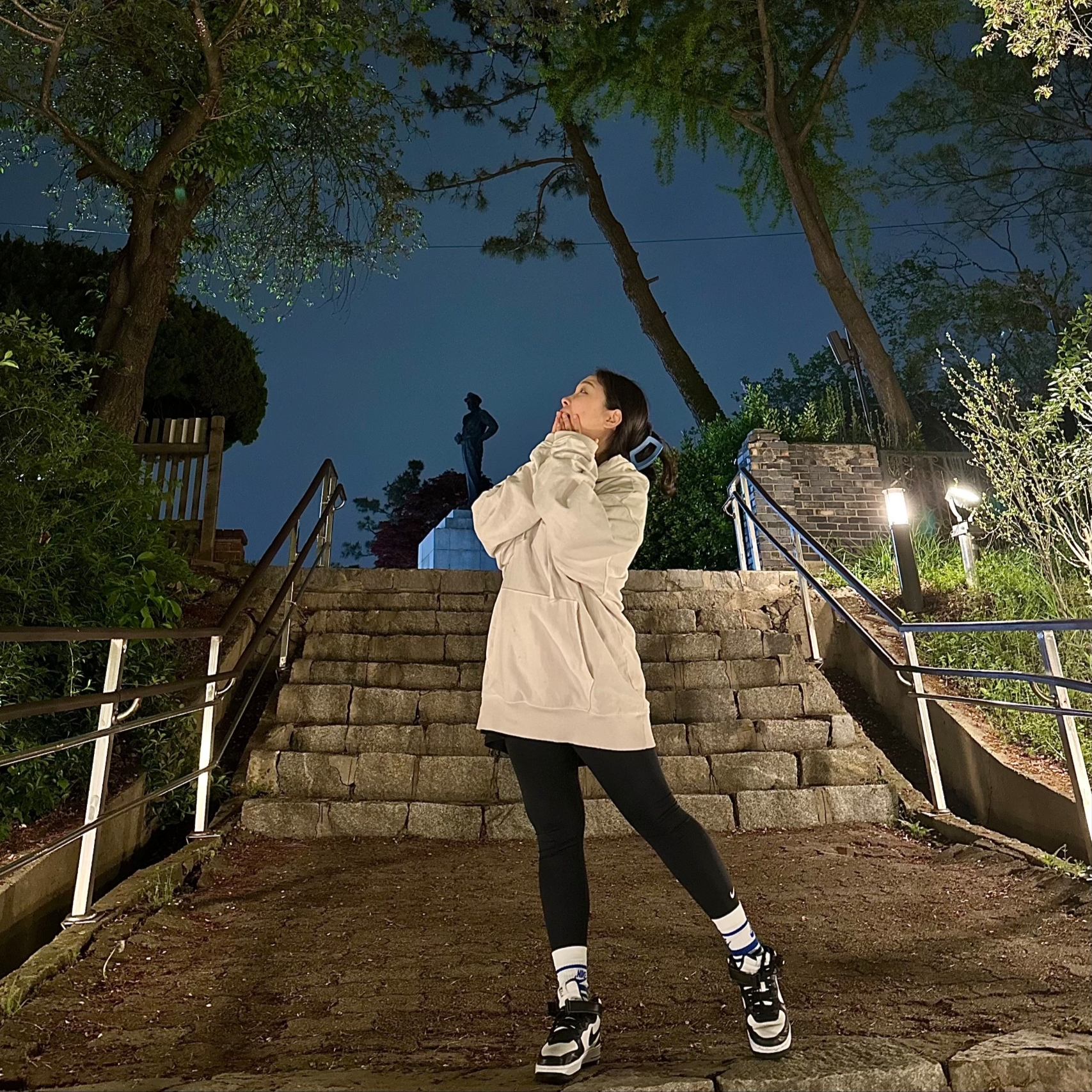 Stussy Basic Stussy Pigment Dyed Hoodie Natural, Nike x Stussy Air Force 1 '07 Mid SP Black and Light Bone 착용 스타일 - 2