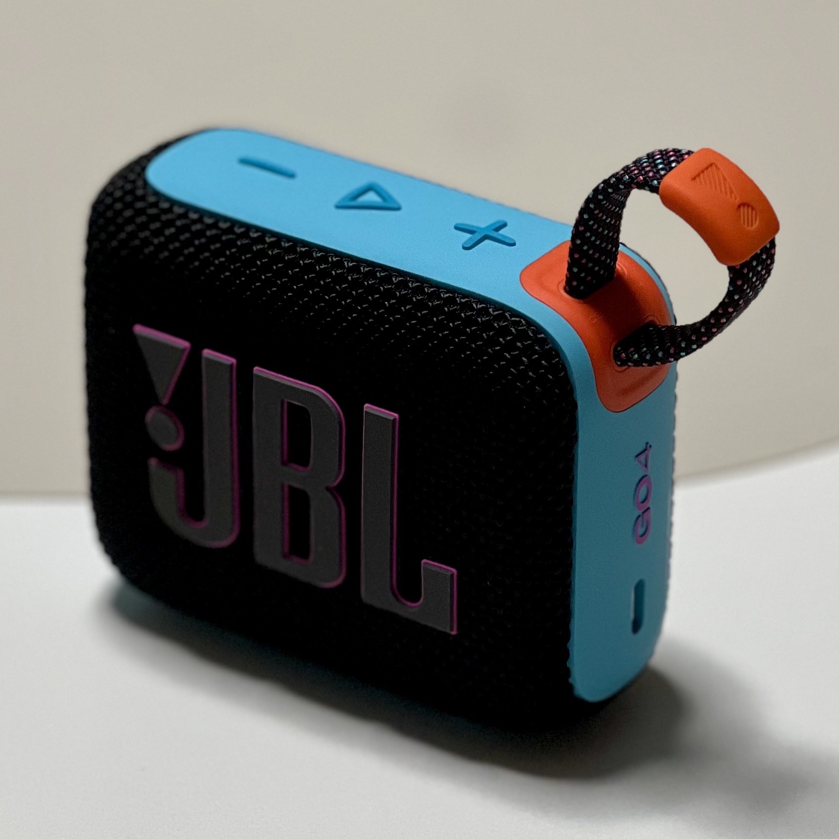 JBL GO4 Portable Bluetooth Speaker Black Orange 착용 스타일