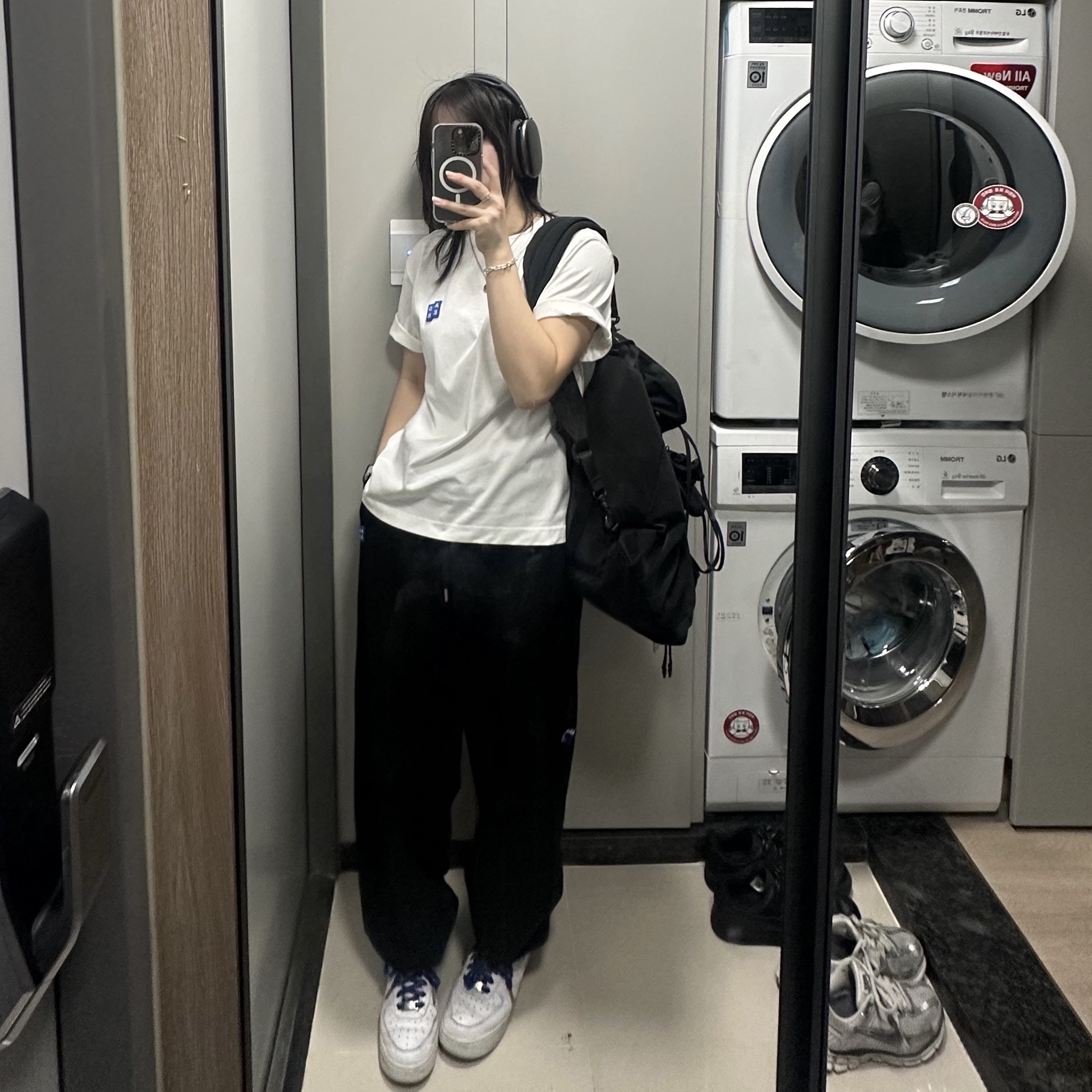 Ader Error Sig; TRS/BL Tag T-Shirt 01 Off White, Ader Error Sig; TRS Tag Sweatpants 01 Noir 착용 스타일 - 2