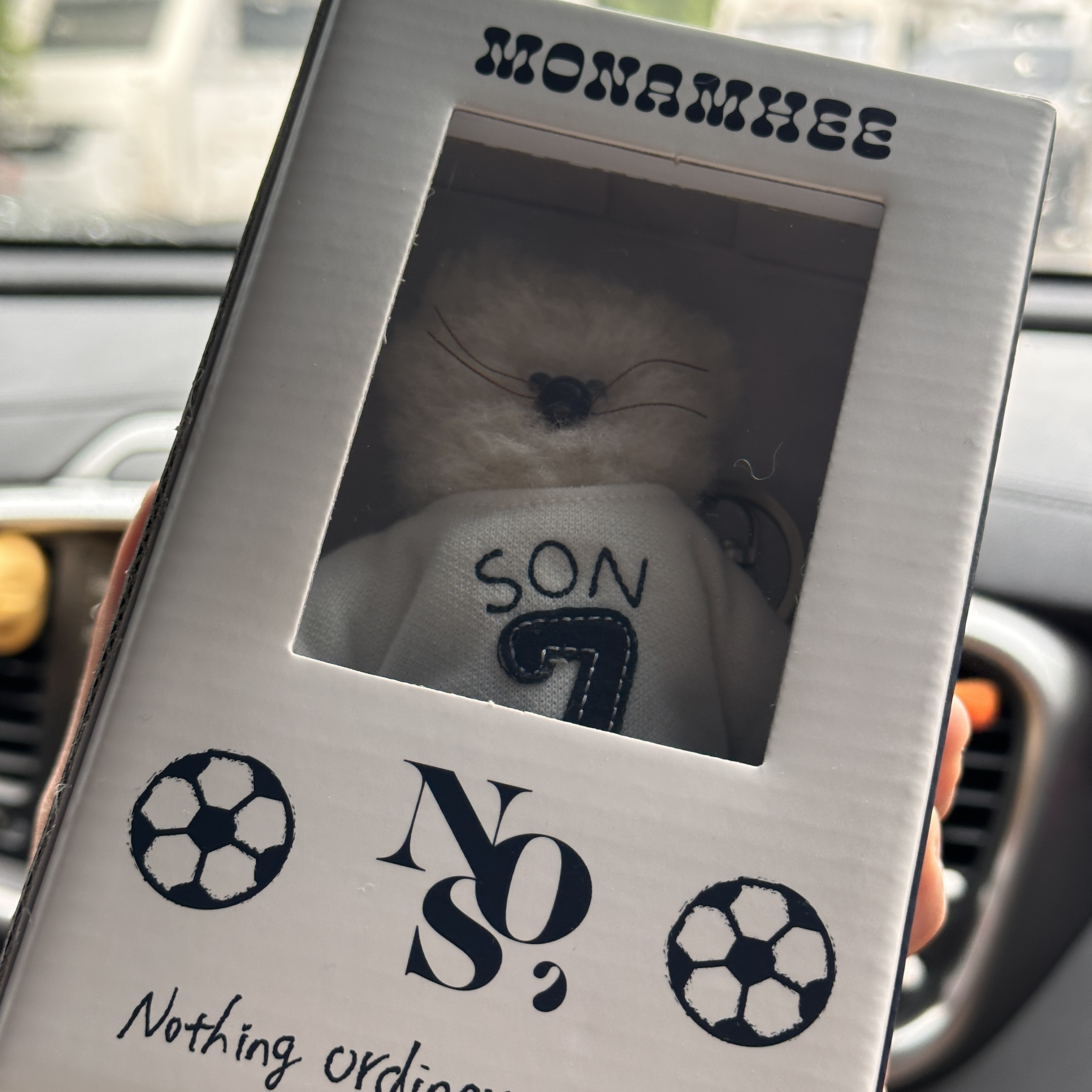 Monamhee x NOS7 SON.hee Keyring Cream 착용 스타일 - 1