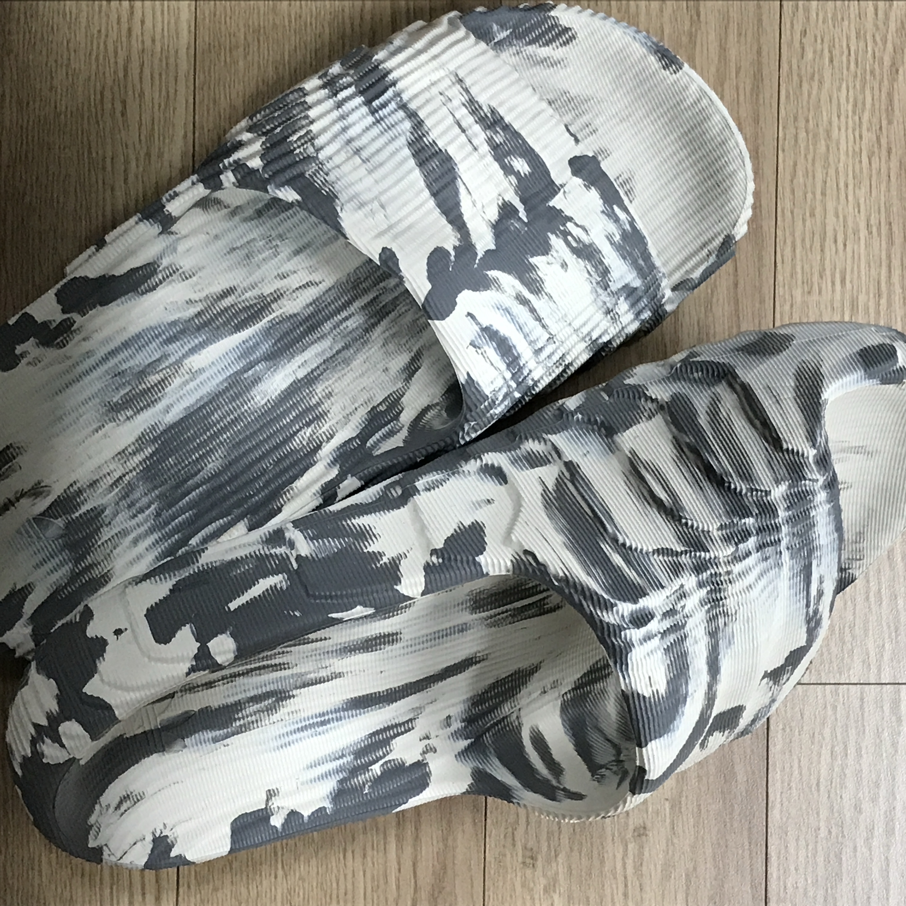 Adidas Adilette 22 Wonder White Grey 착용 스타일 - 2