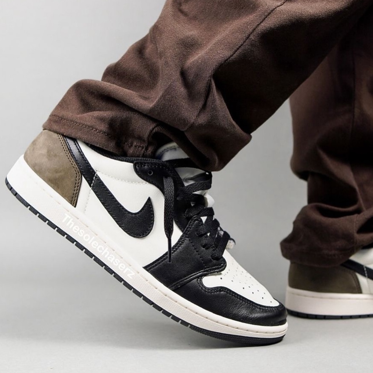 Jordan 1 Retro Low OG Mocha 착용 스타일 - 3