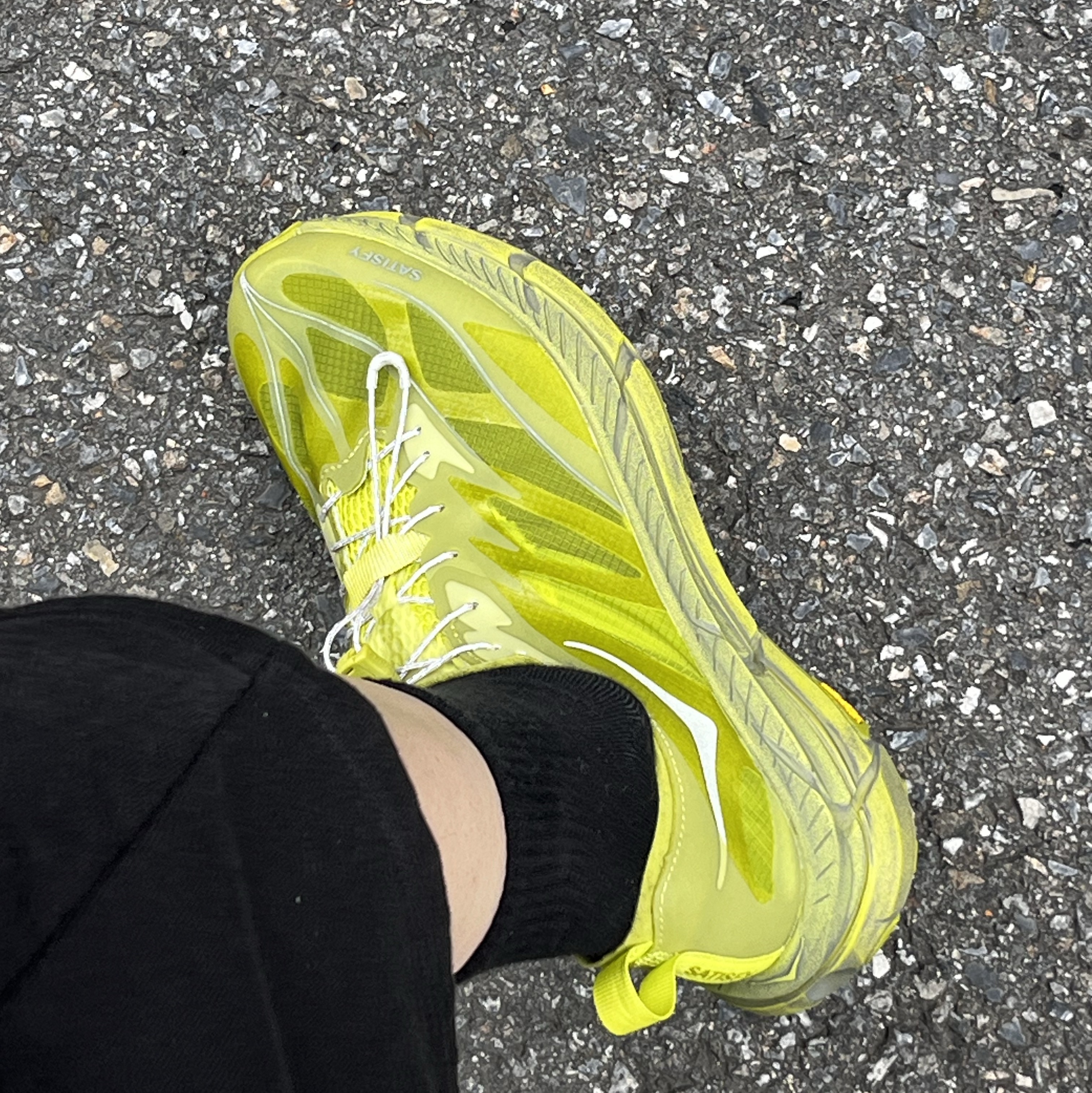 Hoka x Satisfy Mafate Speed 4 Lite Sulfur 착용 스타일 - 2
