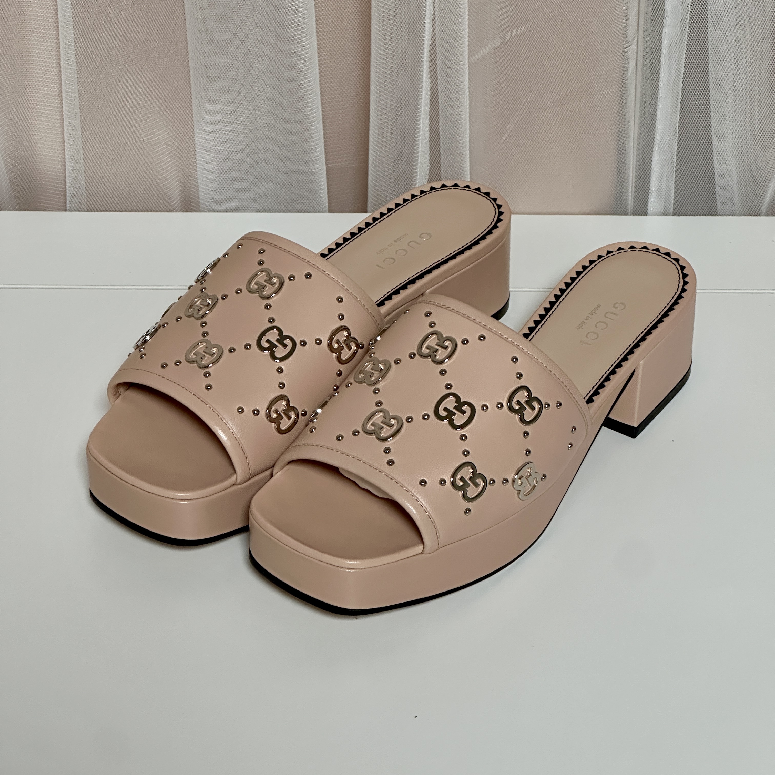 (W) Gucci Interlocking G Slide Sandal Light pink leather 착용 스타일