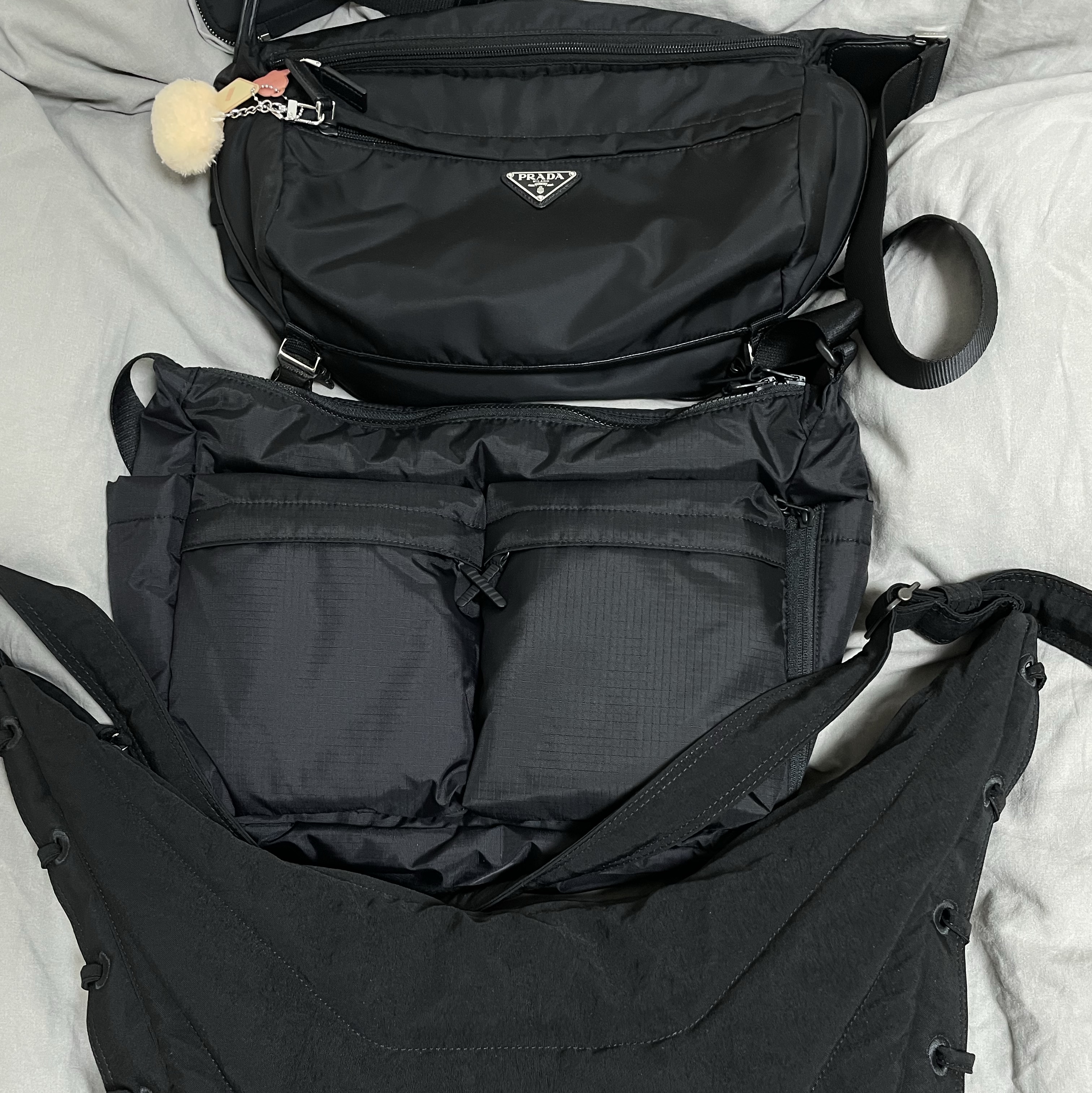 Uniqlo Multi Pocket Shoulder Bag Black, Prada Re-Nylon and Saffiano Leather Shoulder Bag Black 착용 스타일