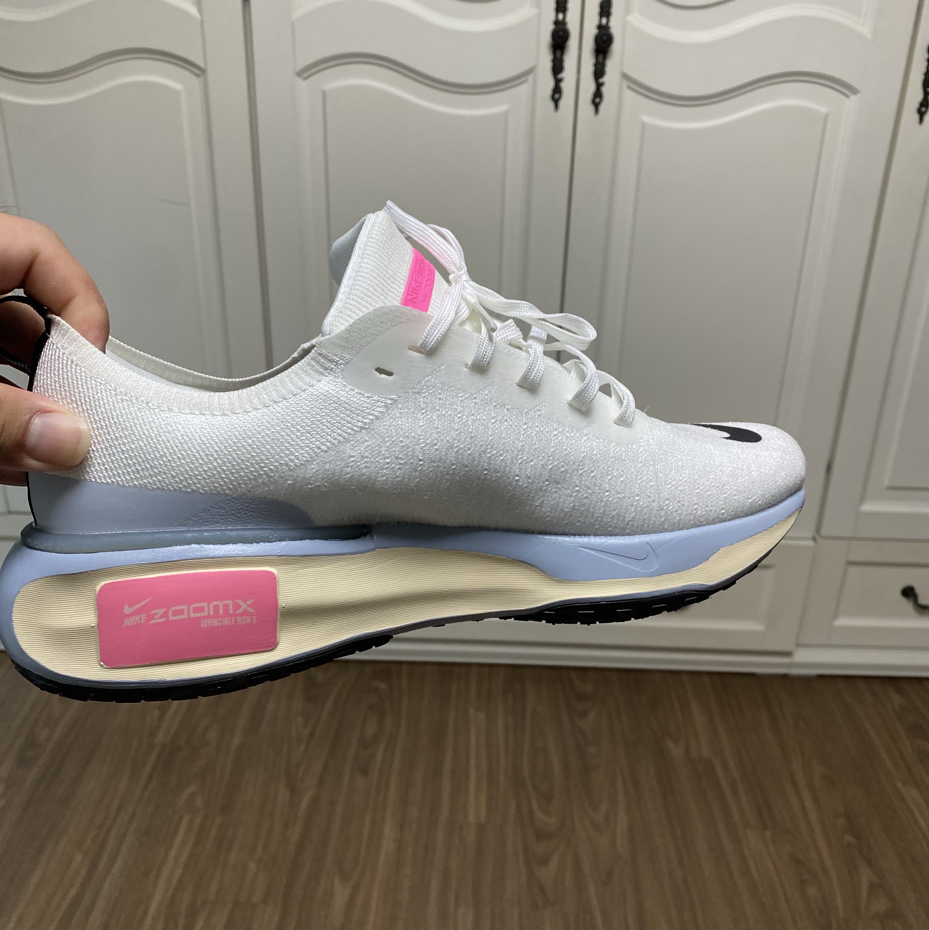 Nike ZoomX Invincible Run Flyknit 3 White Cobalt Bliss 착용 스타일 - 3