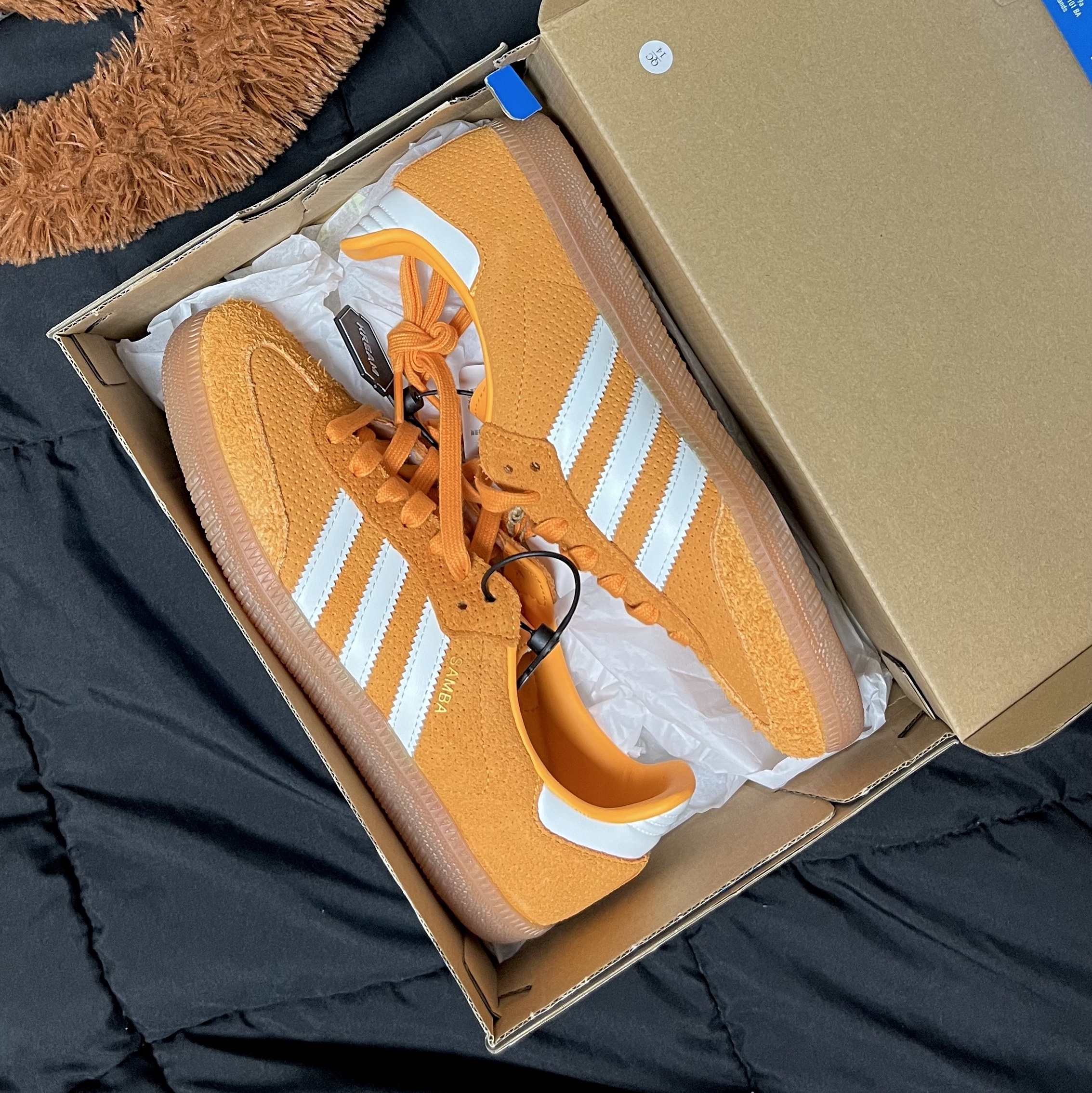 Adidas Samba OG Orange Rush 착용 스타일