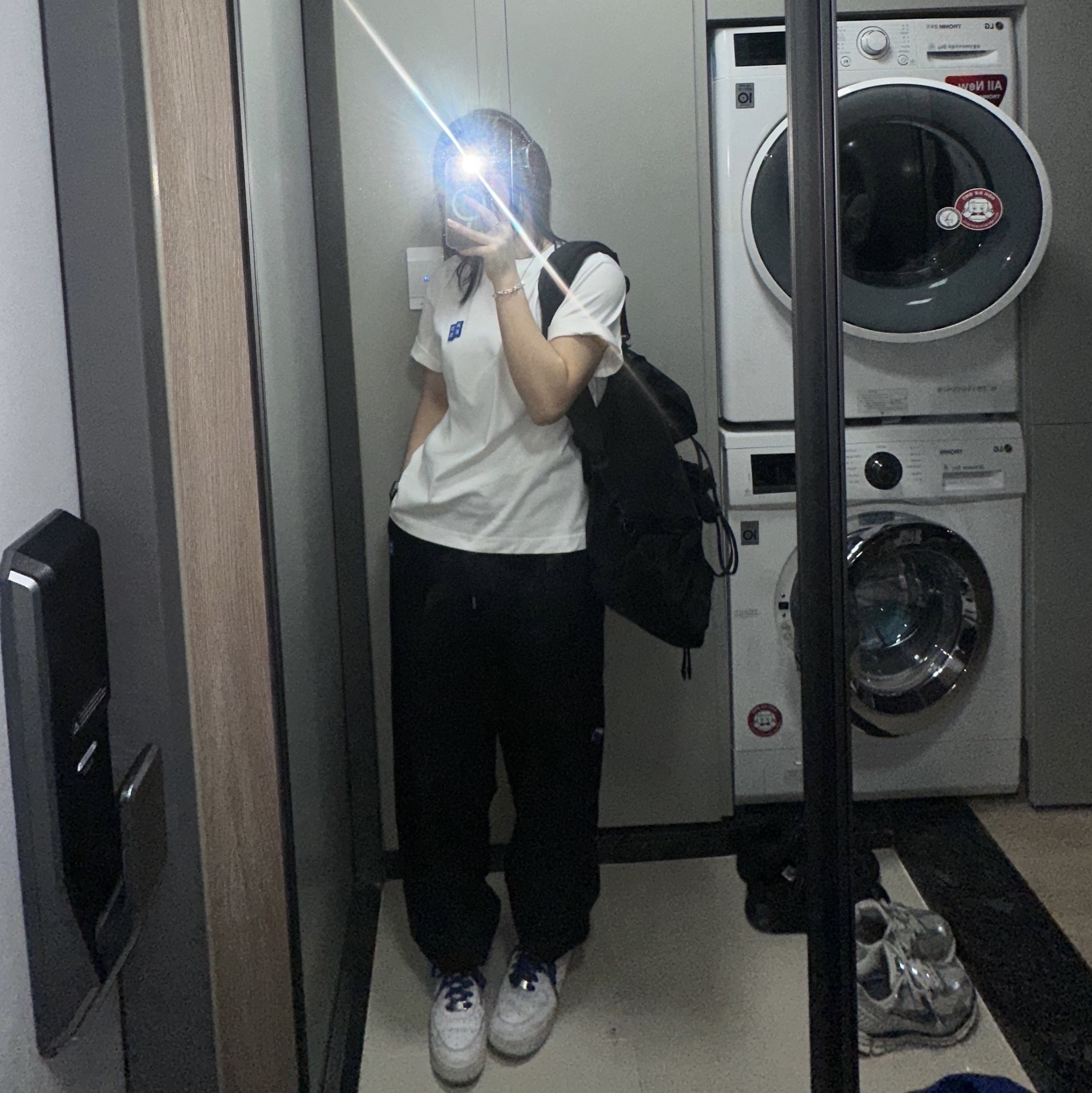 Ader Error Sig; TRS/BL Tag T-Shirt 01 Off White, Ader Error Sig; TRS Tag Sweatpants 01 Noir 착용 스타일 - 1