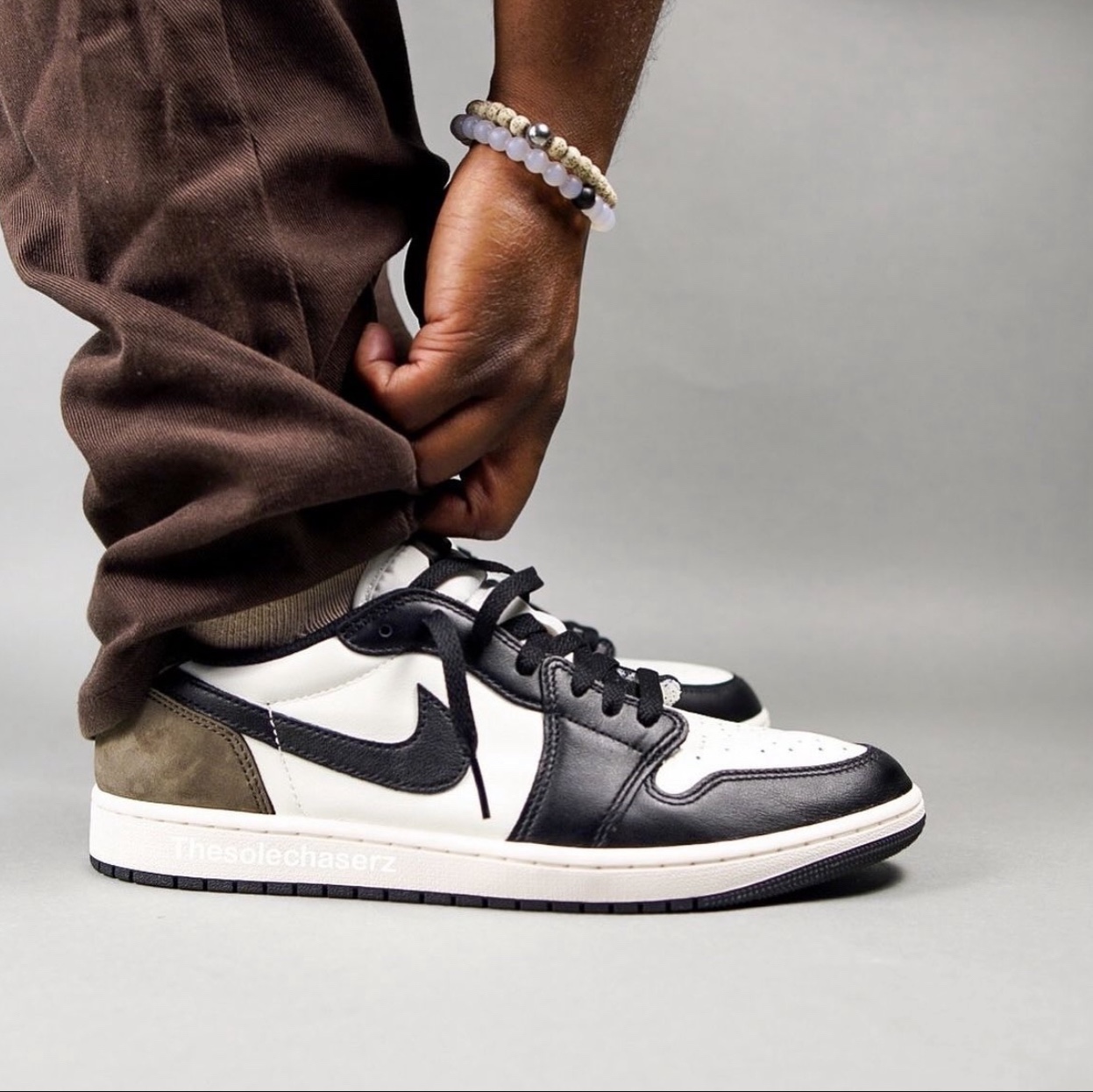 Jordan 1 Retro Low OG Mocha 착용 스타일 - 1