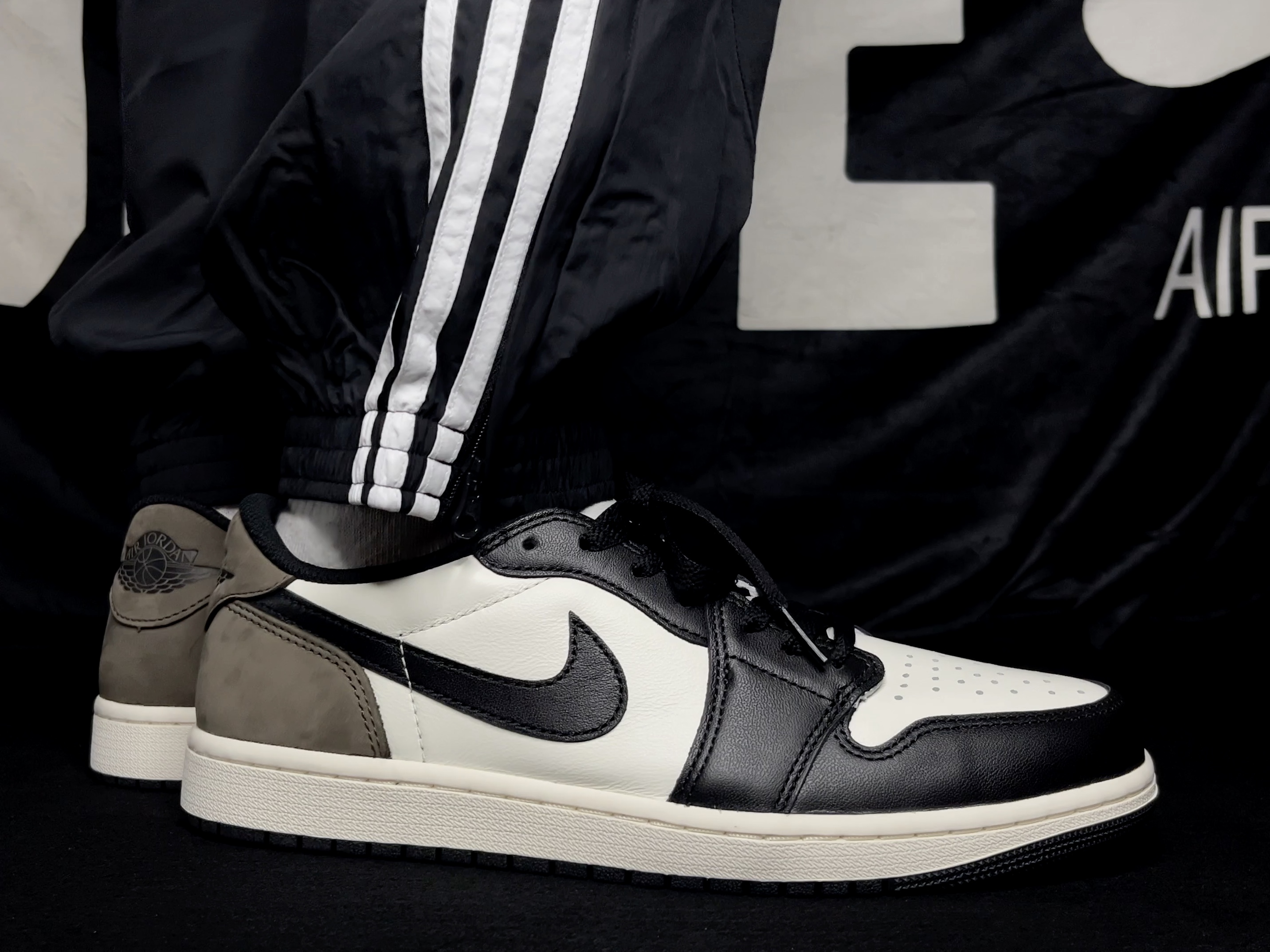 Jordan 1 Retro Low OG Mocha, Adidas x Yeseyesee Blues-Like Track Pants Black - KR Sizing 착용 스타일 - 1