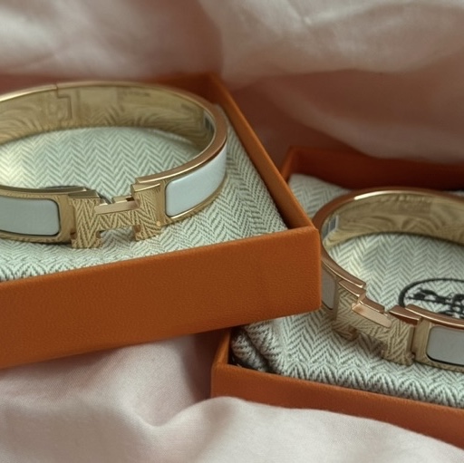 (W) Hermes Clic H Bracelet Rose Gold & Blanc 착용 스타일