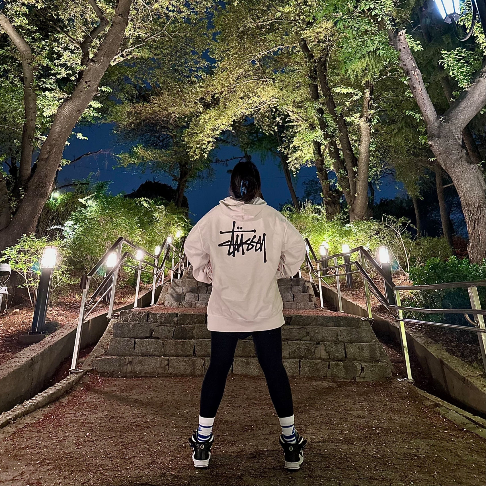 Stussy Basic Stussy Pigment Dyed Hoodie Natural, Nike x Stussy Air Force 1 '07 Mid SP Black and Light Bone 착용 스타일 - 1