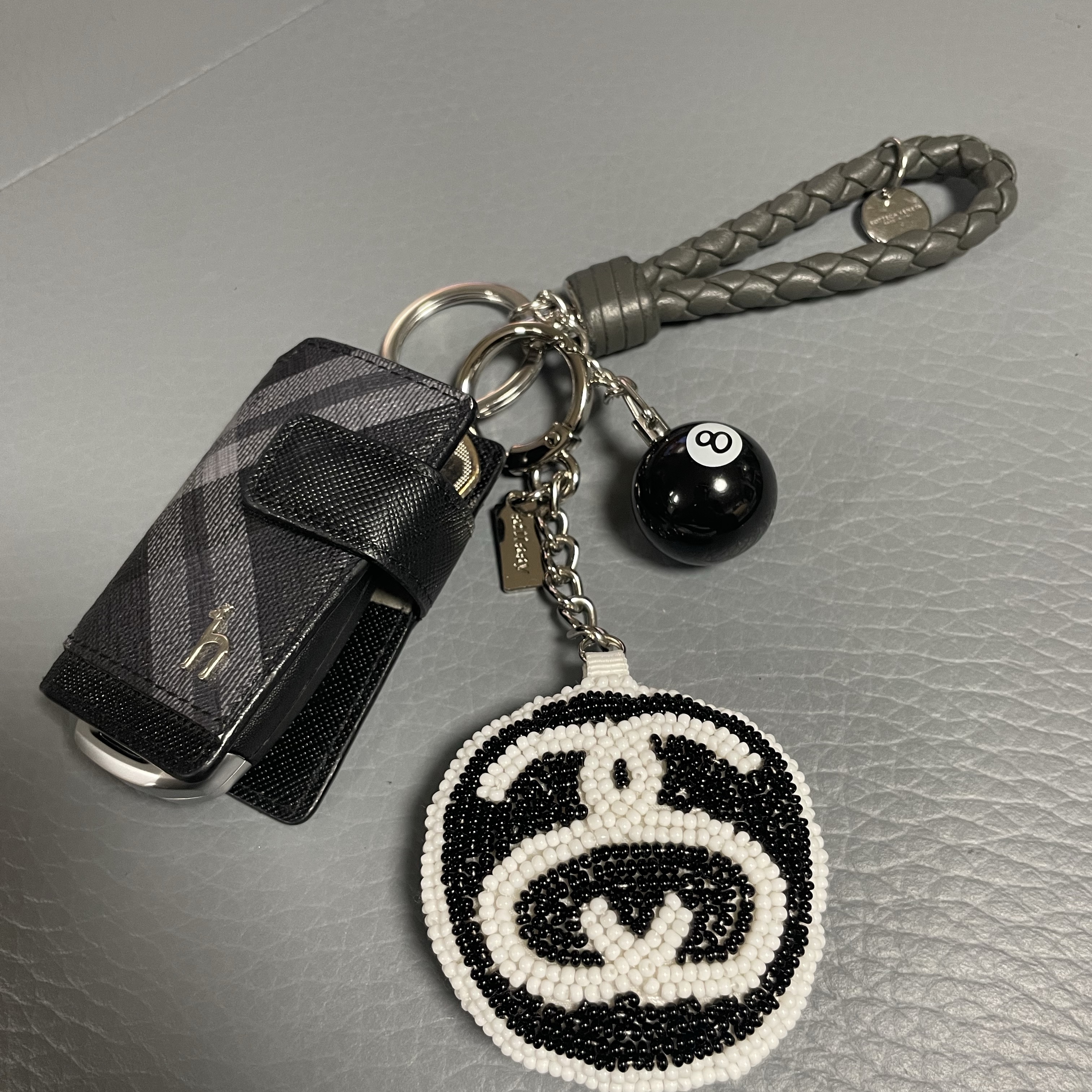 Stussy SS Link Beaded Ball Keychain Black, Stussy 8 Ball Keychain Black 착용 스타일 - 5