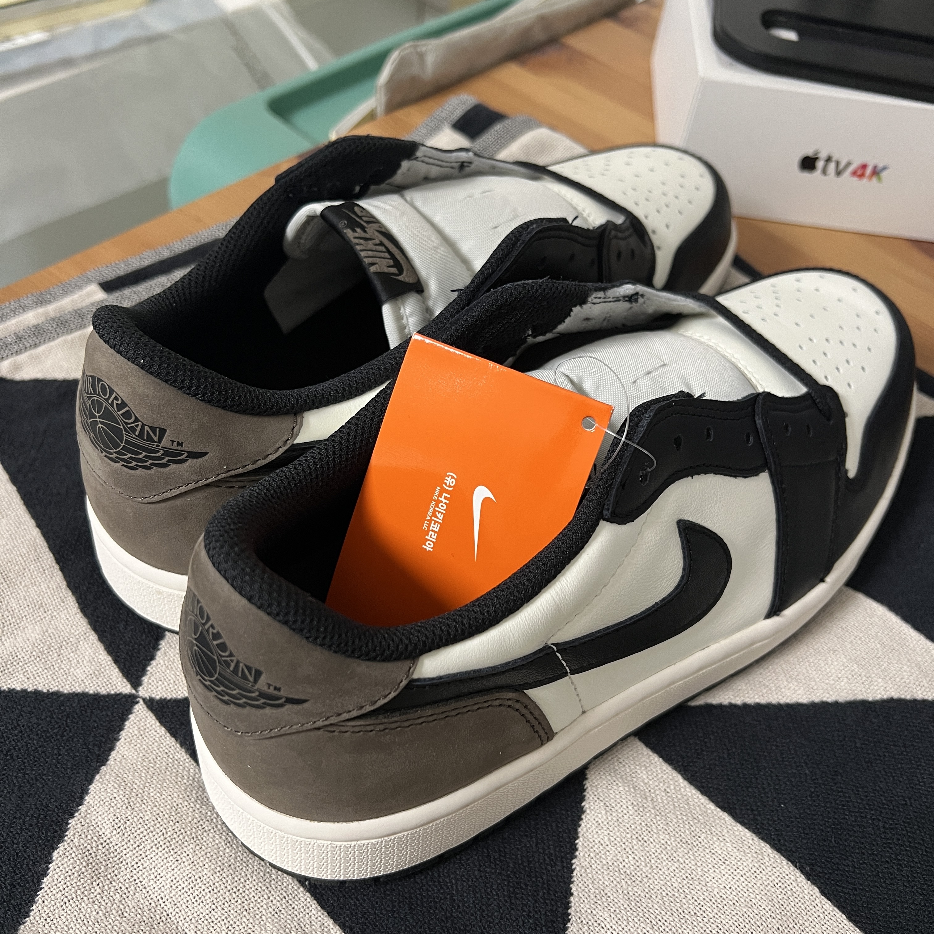 Jordan 1 Retro Low OG Mocha 착용 스타일 - 2
