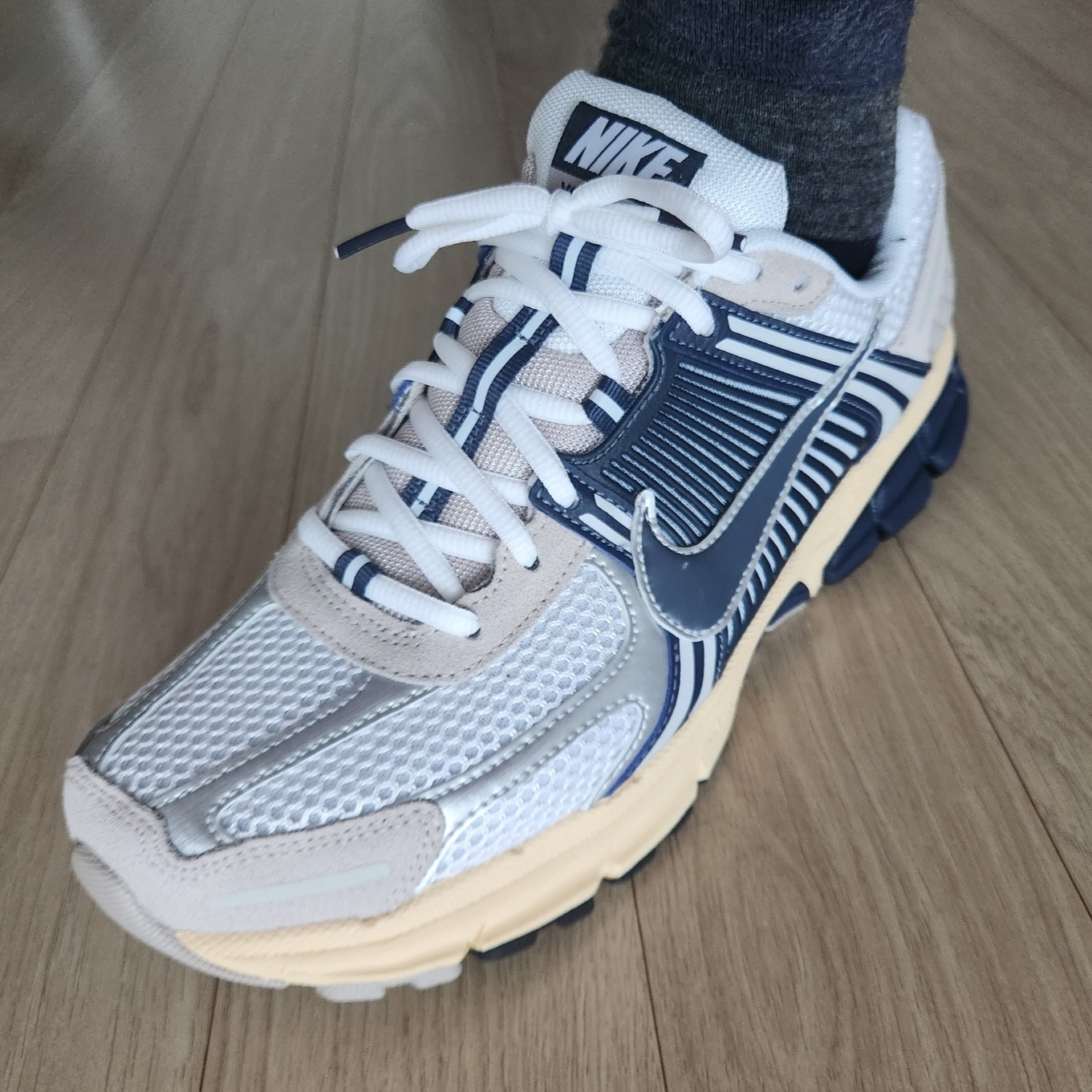 Nike Zoom Vomero 5 White Thunder Blue 착용 스타일