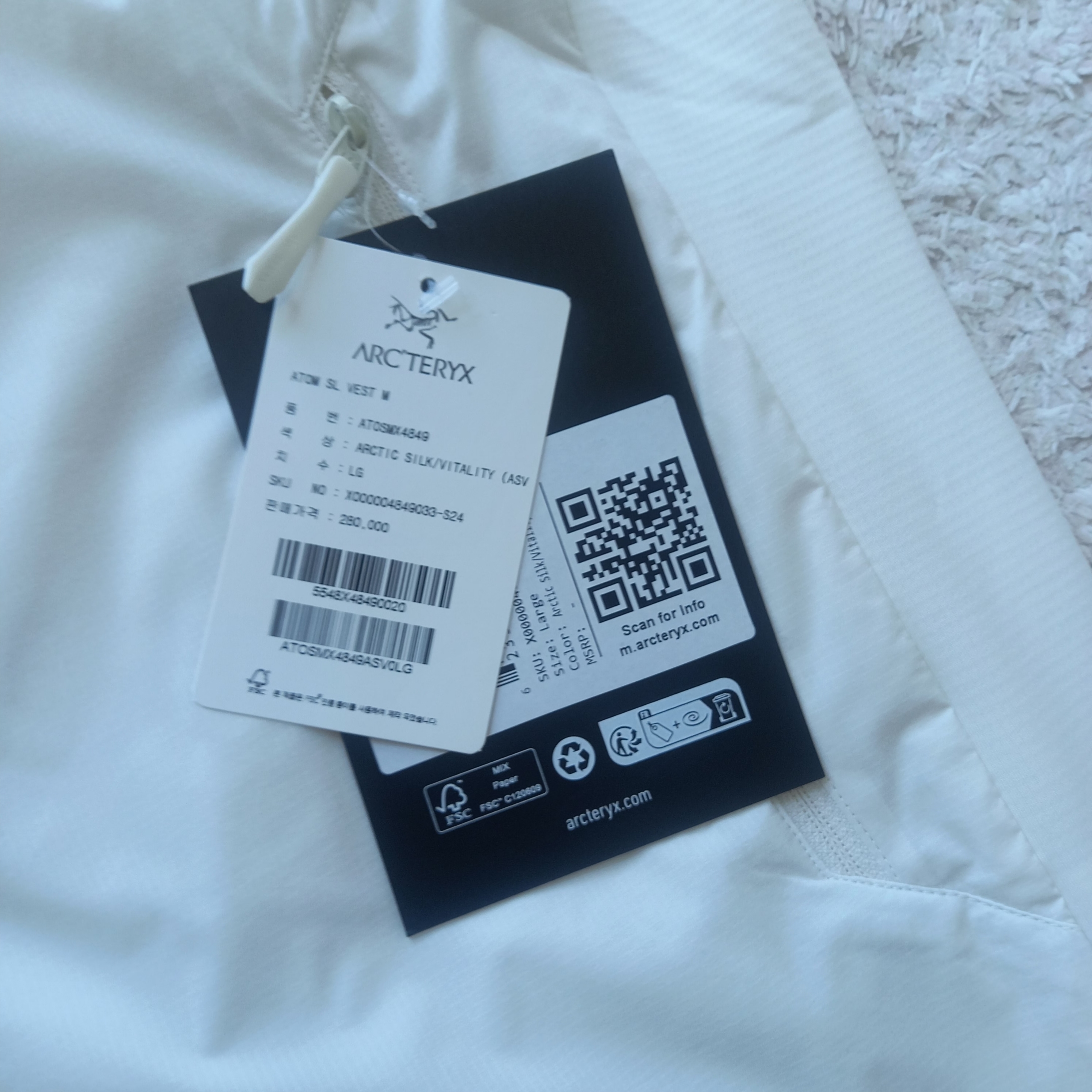 Arc'teryx Atom SL Vest Black 착용 스타일 - 5