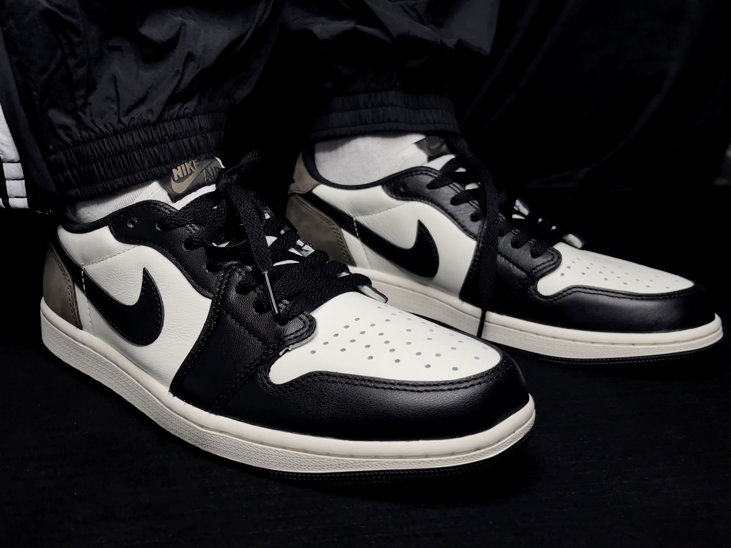 Jordan 1 Retro Low OG Mocha, Adidas x Yeseyesee Blues-Like Track Pants Black - KR Sizing 착용 스타일 - 2
