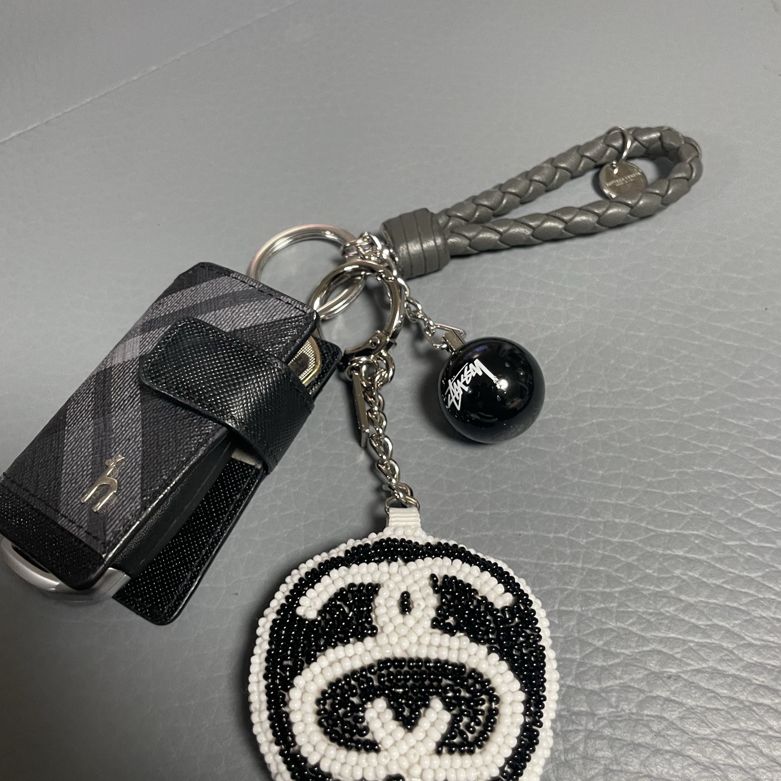 Stussy SS Link Beaded Ball Keychain Black, Stussy 8 Ball Keychain Black 착용 스타일 - 4