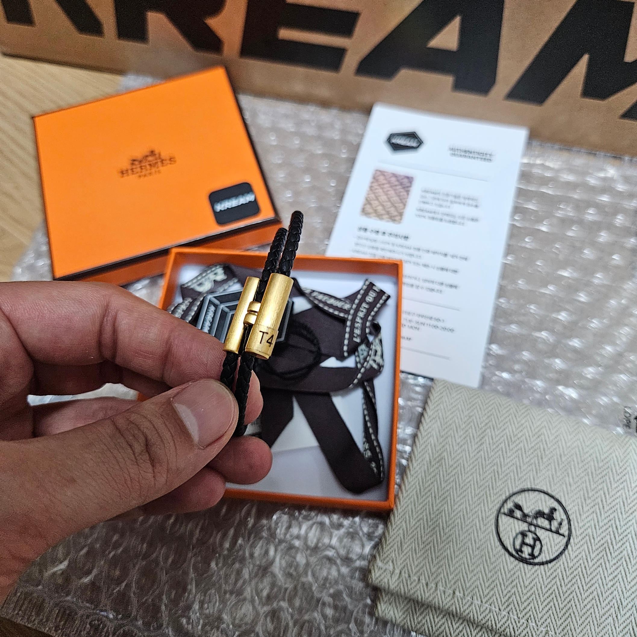 Hermes Tournis Tresse Bracelet Swift Calfskin Brushed Gold & Noir 착용 스타일 - 2
