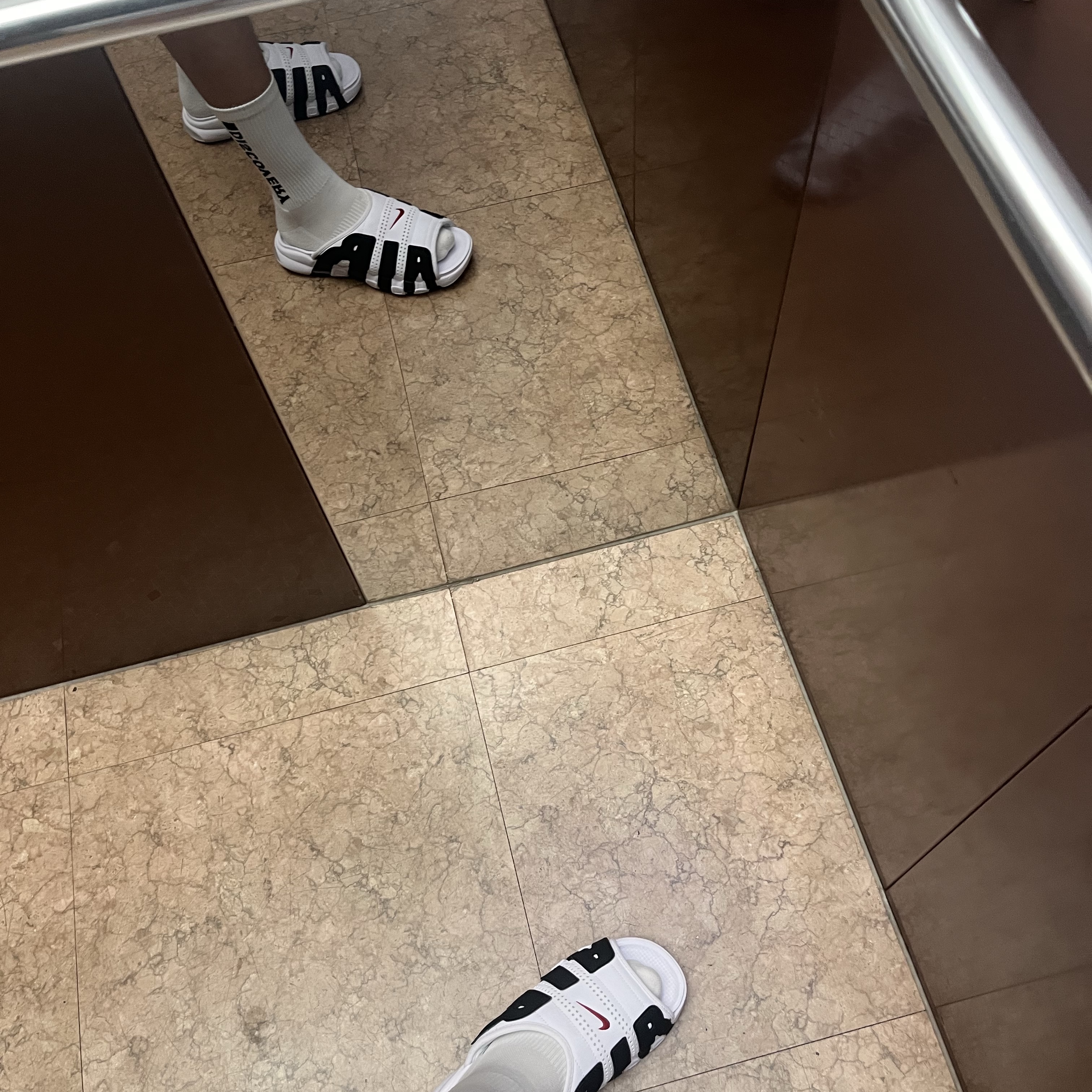 Nike Air More Uptempo Slide White Black 착용 스타일 - 3