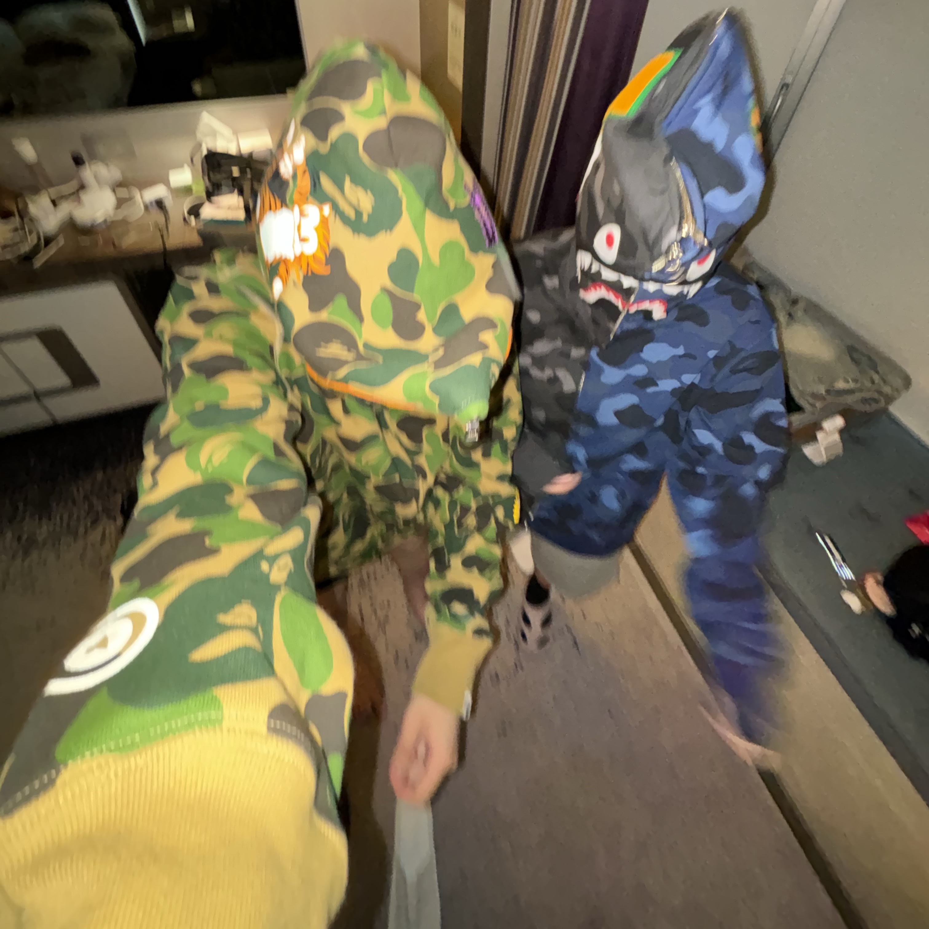 BAPE Color Camo Separate Shark Full Zip Hoodie Black Navy, BAPE ABC Camo Tiger Full Zip Hoodie Army Green 착용 스타일 - 1