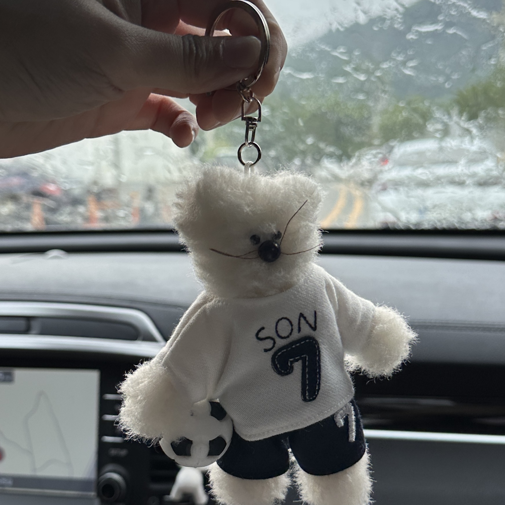 Monamhee x NOS7 SON.hee Keyring Cream 착용 스타일 - 2