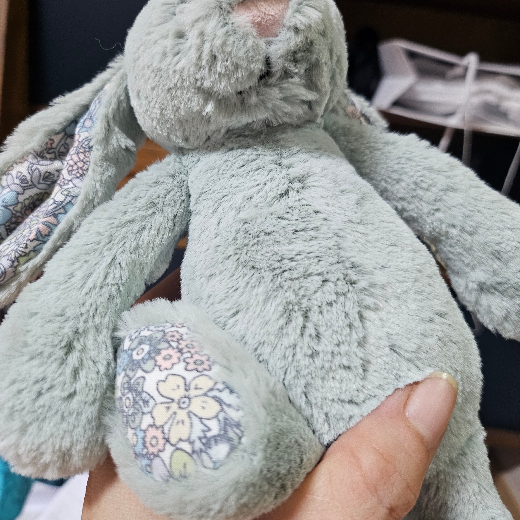 Jellycat Blossom Bunny Small Sage 착용 스타일