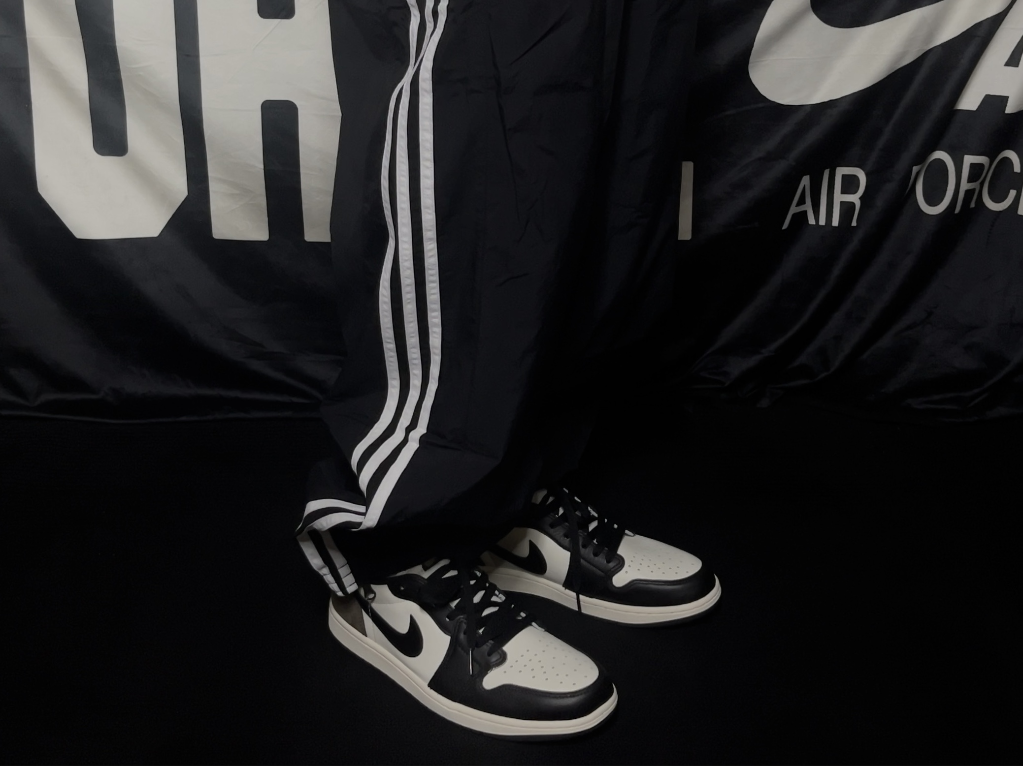 Jordan 1 Retro Low OG Mocha, Adidas x Yeseyesee Blues-Like Track Pants Black - KR Sizing 착용 스타일 - 4