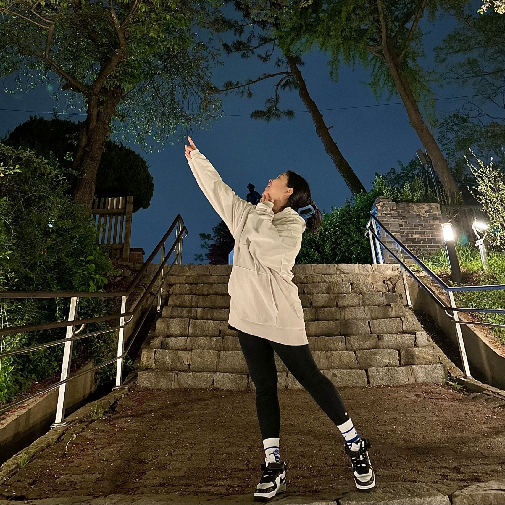 Stussy Basic Stussy Pigment Dyed Hoodie Natural, Nike x Stussy Air Force 1 '07 Mid SP Black and Light Bone 착용 스타일 - 3