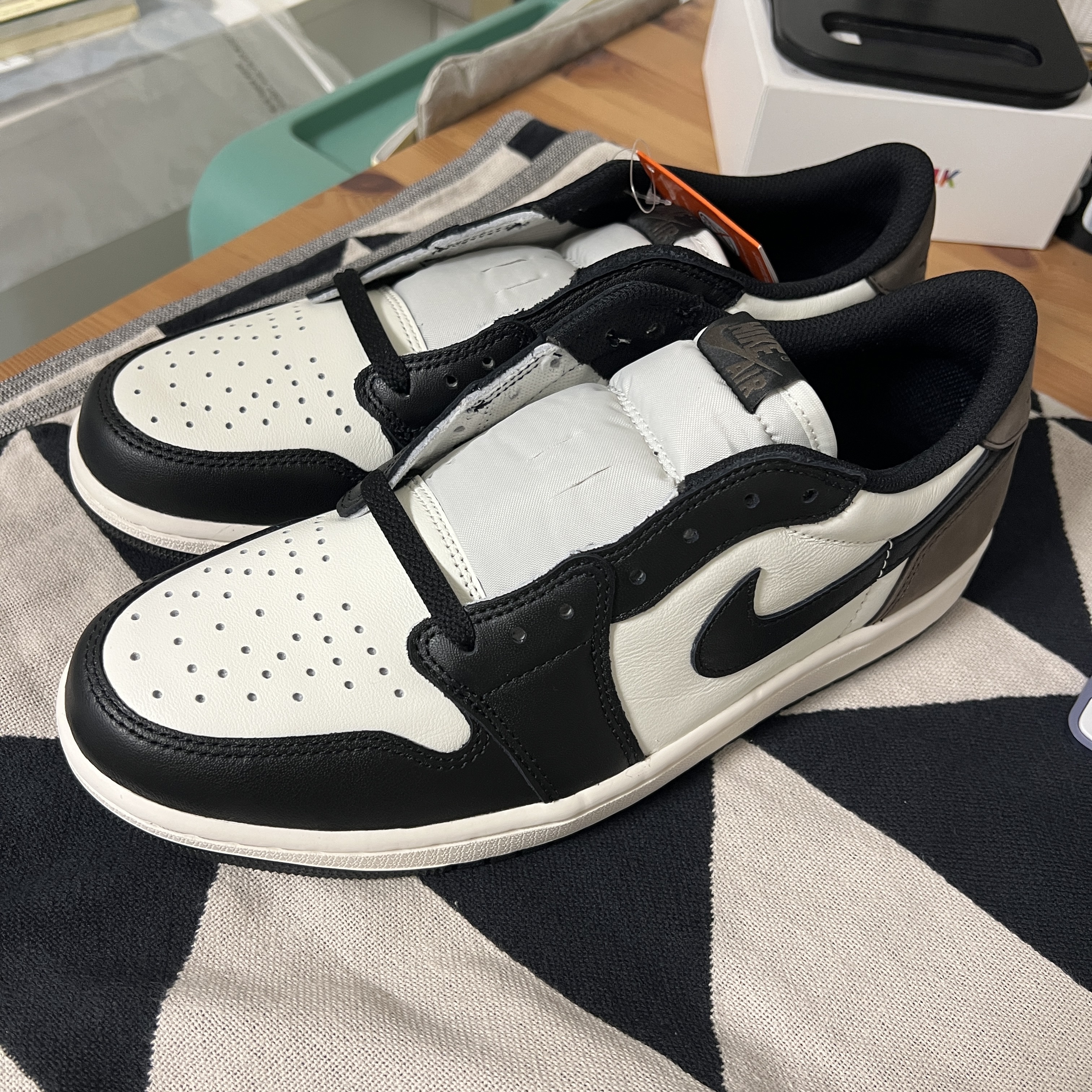 Jordan 1 Retro Low OG Mocha 착용 스타일 - 3