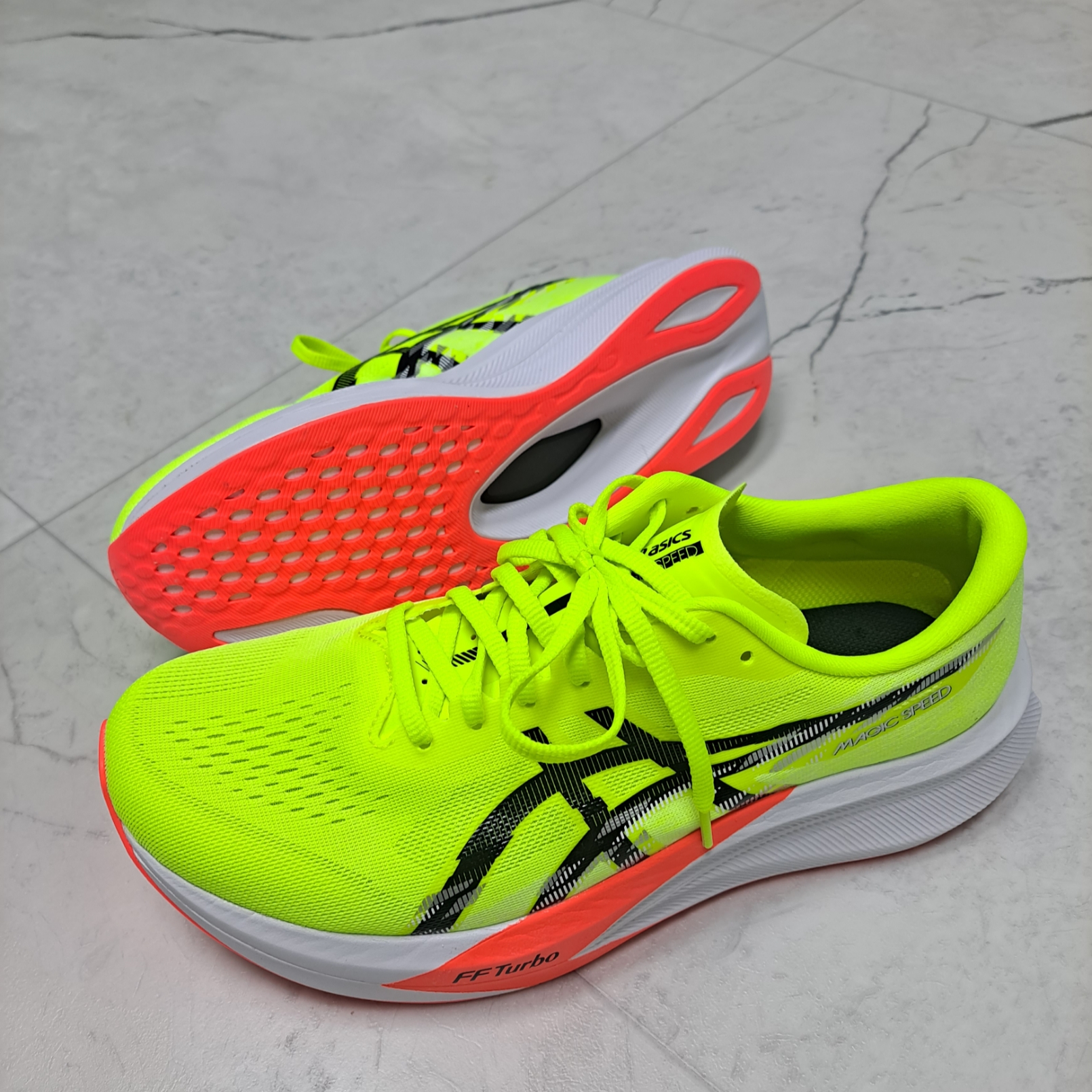 Asics Magic Speed 4 Safety Yellow Black - 2E Wide 착용 스타일