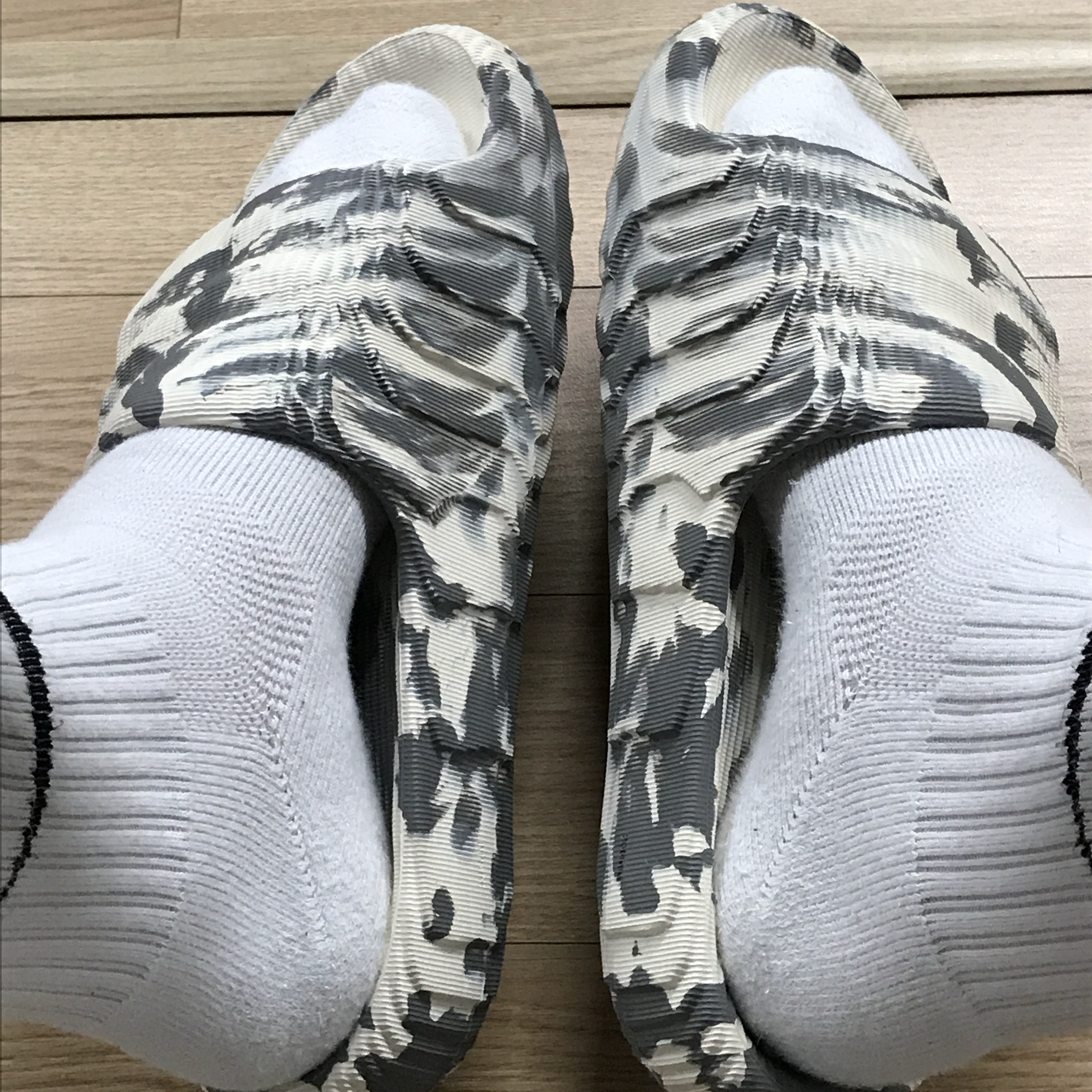 Adidas Adilette 22 Wonder White Grey 착용 스타일 - 1