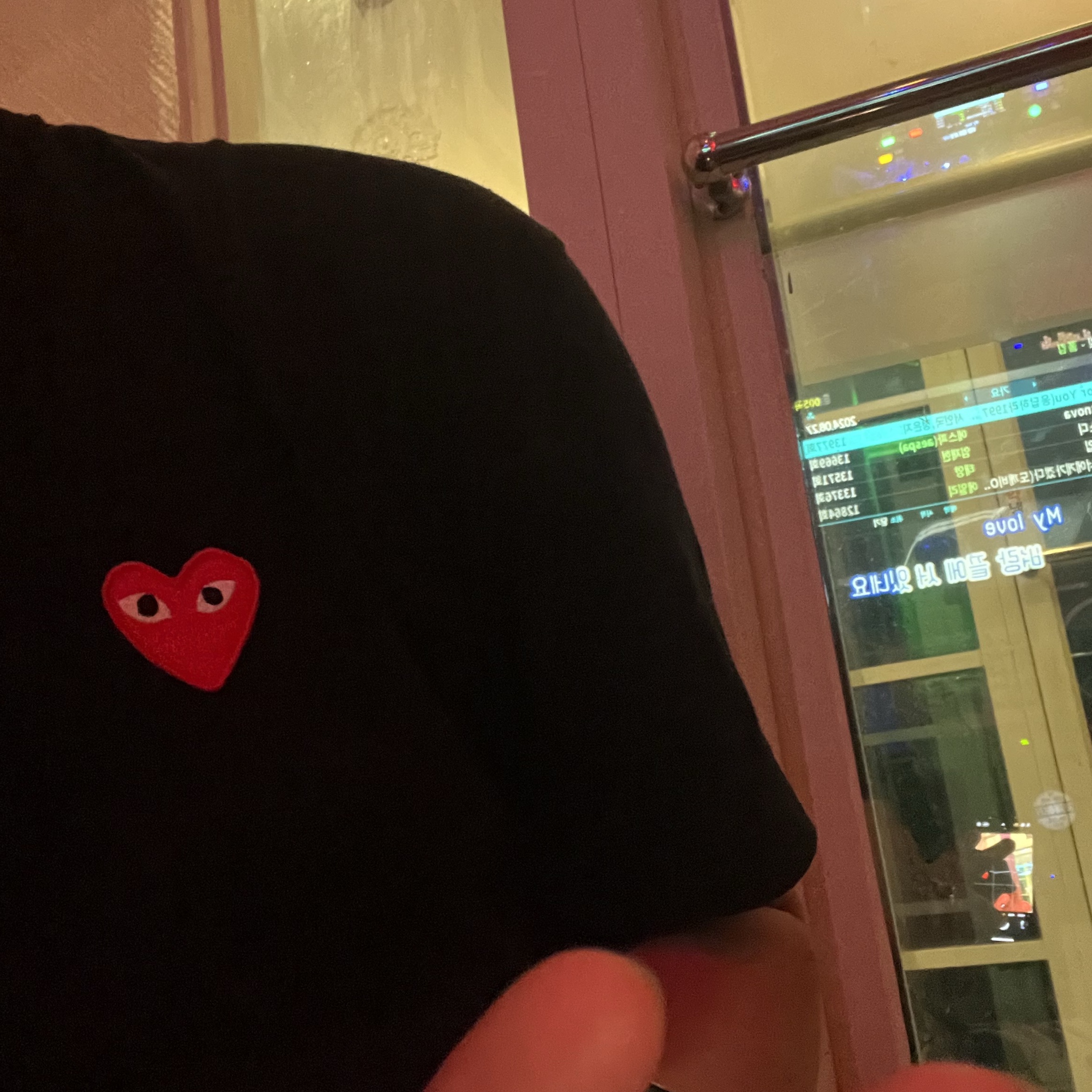 Play Comme des Garcons Red Heart T-Shirt Black 착용 스타일 - 2