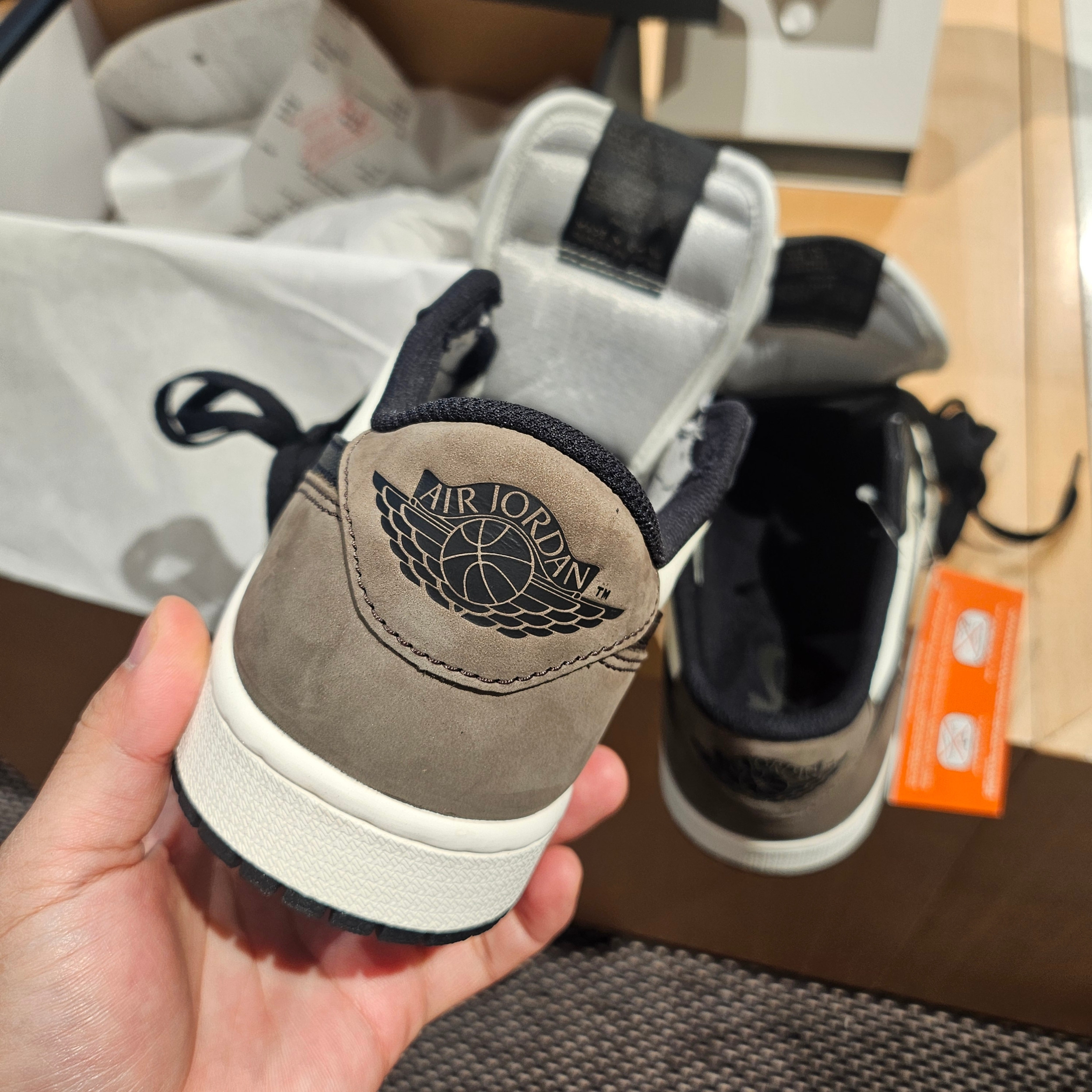 Jordan 1 Retro Low OG Mocha 착용 스타일 - 1
