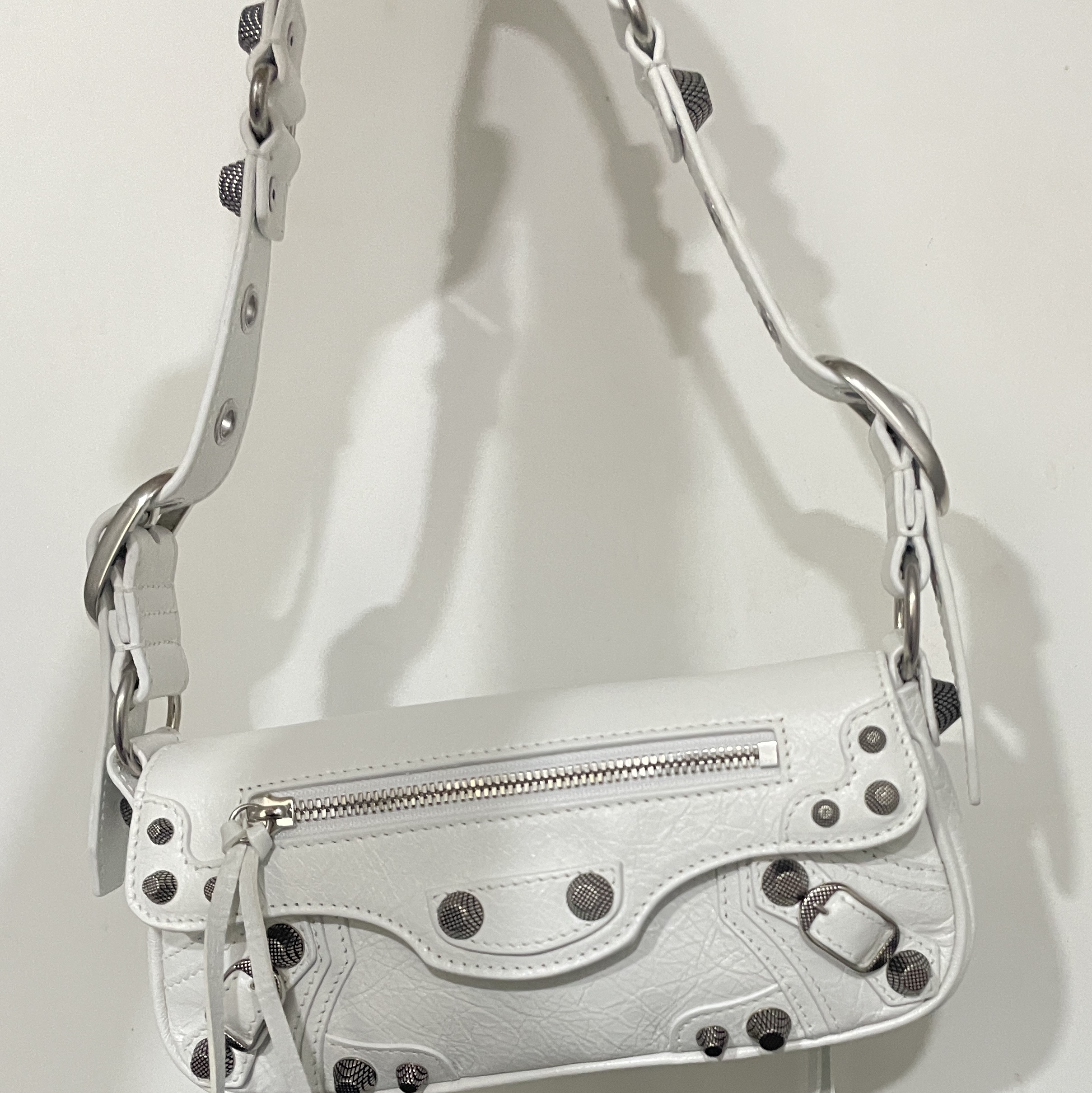 Balenciaga Le Cagole XS Sling Bag White 착용 스타일