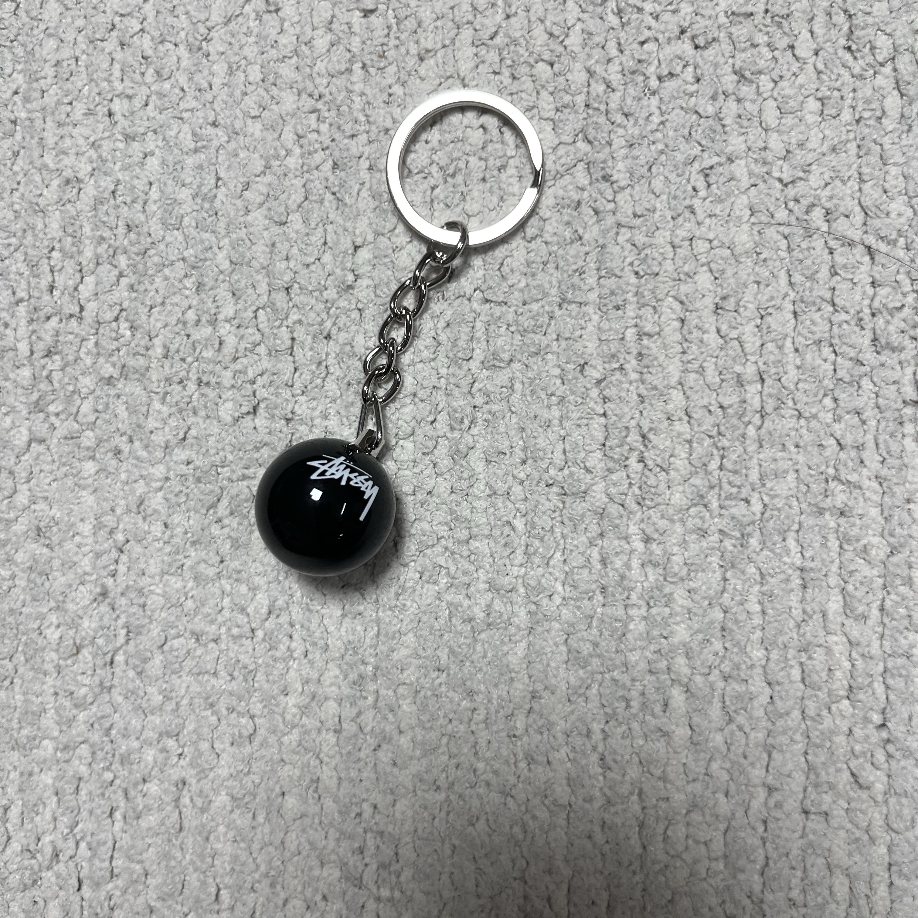Stussy 8 Ball Keychain Black 착용 스타일 - 2