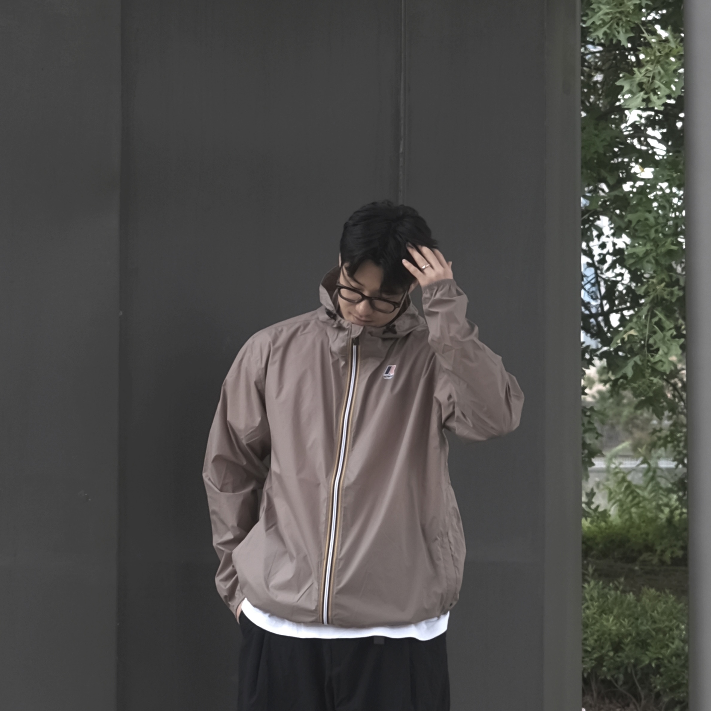 K-WAY Le Vrai Claude Jacket Dark Beige 착용 스타일 - 4
