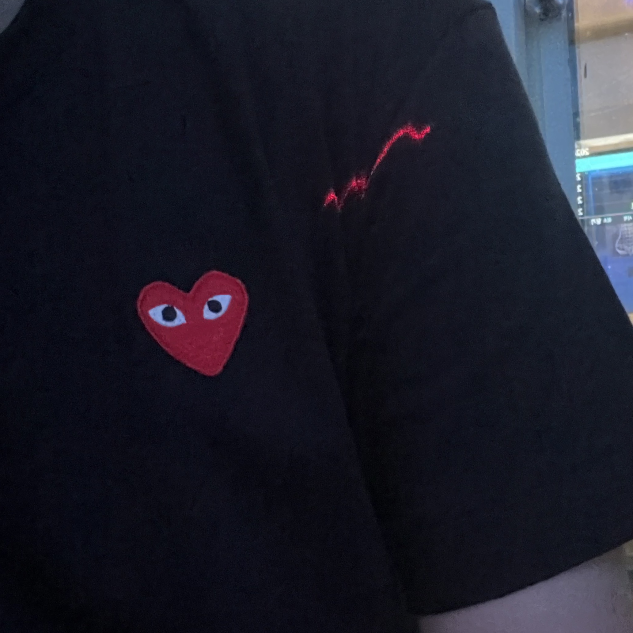 Play Comme des Garcons Red Heart T-Shirt Black 착용 스타일 - 1