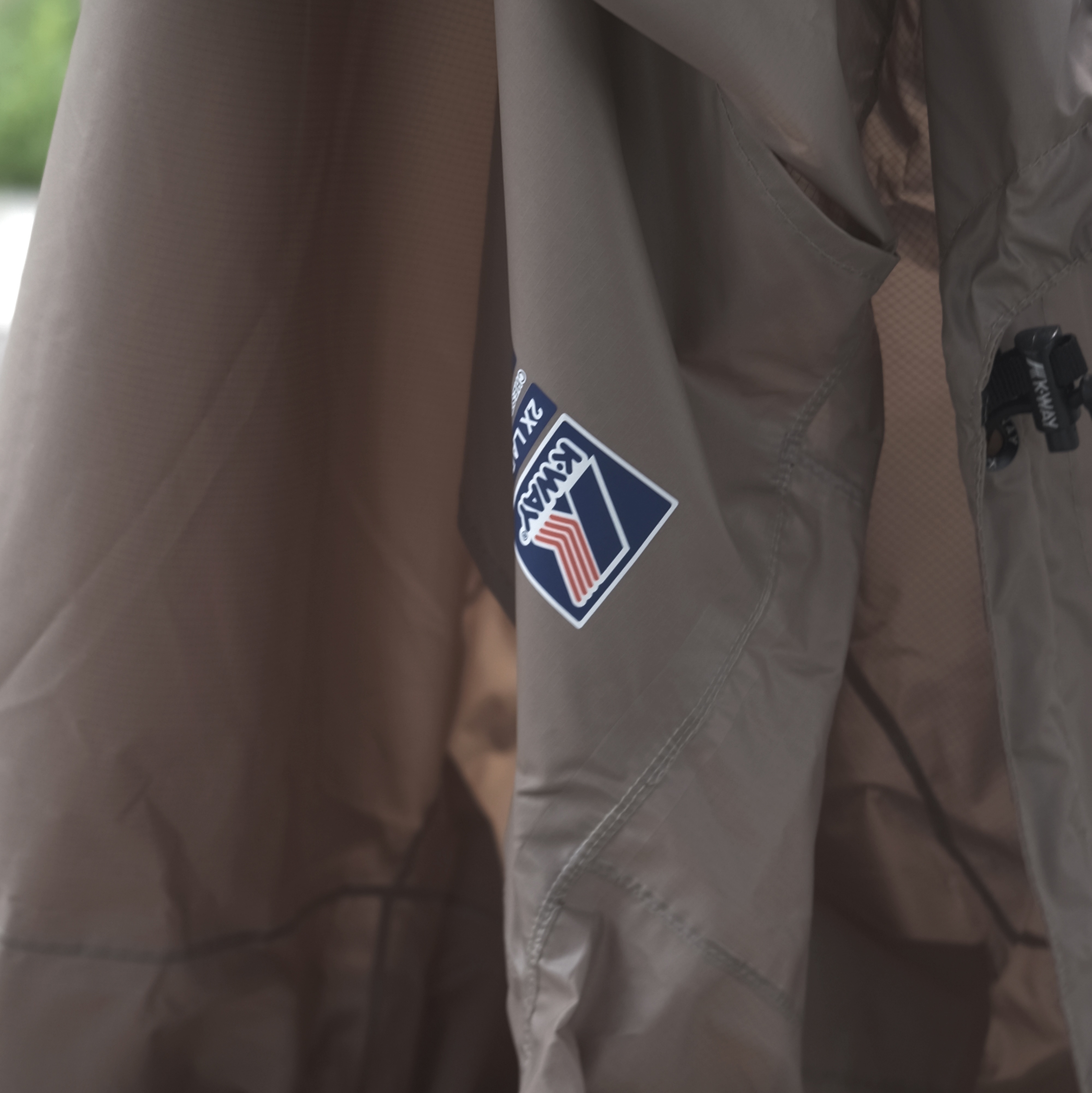 K-WAY Le Vrai Claude Jacket Dark Beige 착용 스타일 - 5