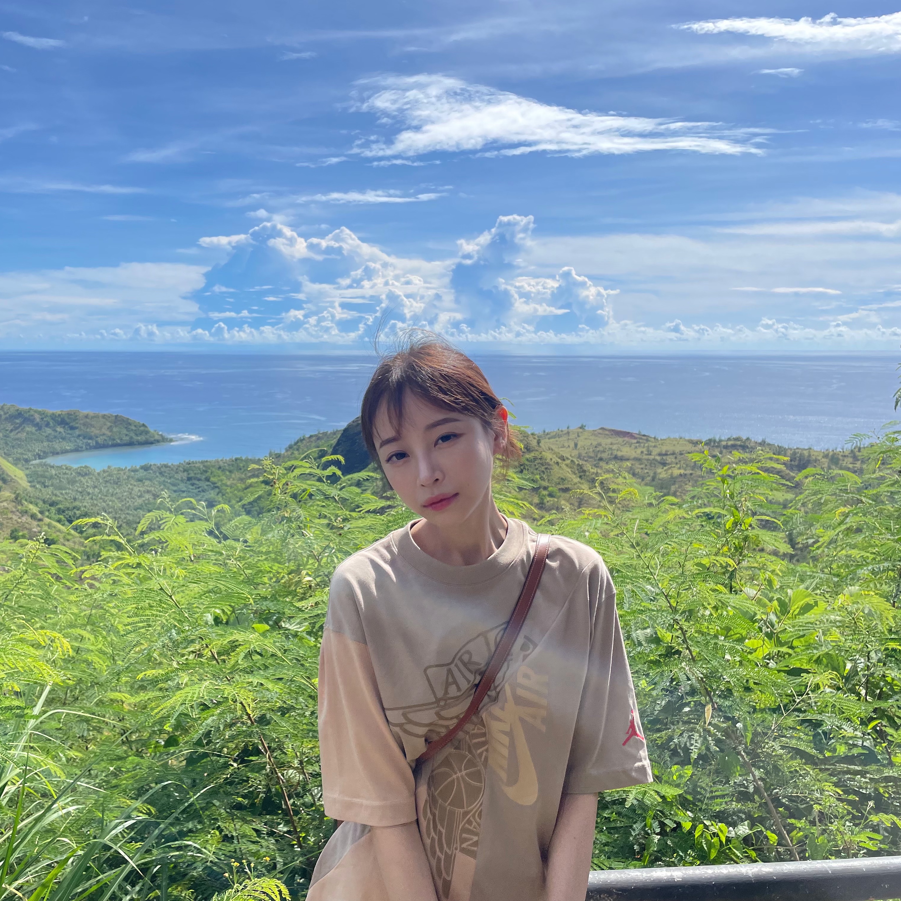 (W) Celine Triomphe 01 Sunglasses in Acetate Black, Jordan x Travis Scott S/S Top - Asia 착용 스타일 - 3