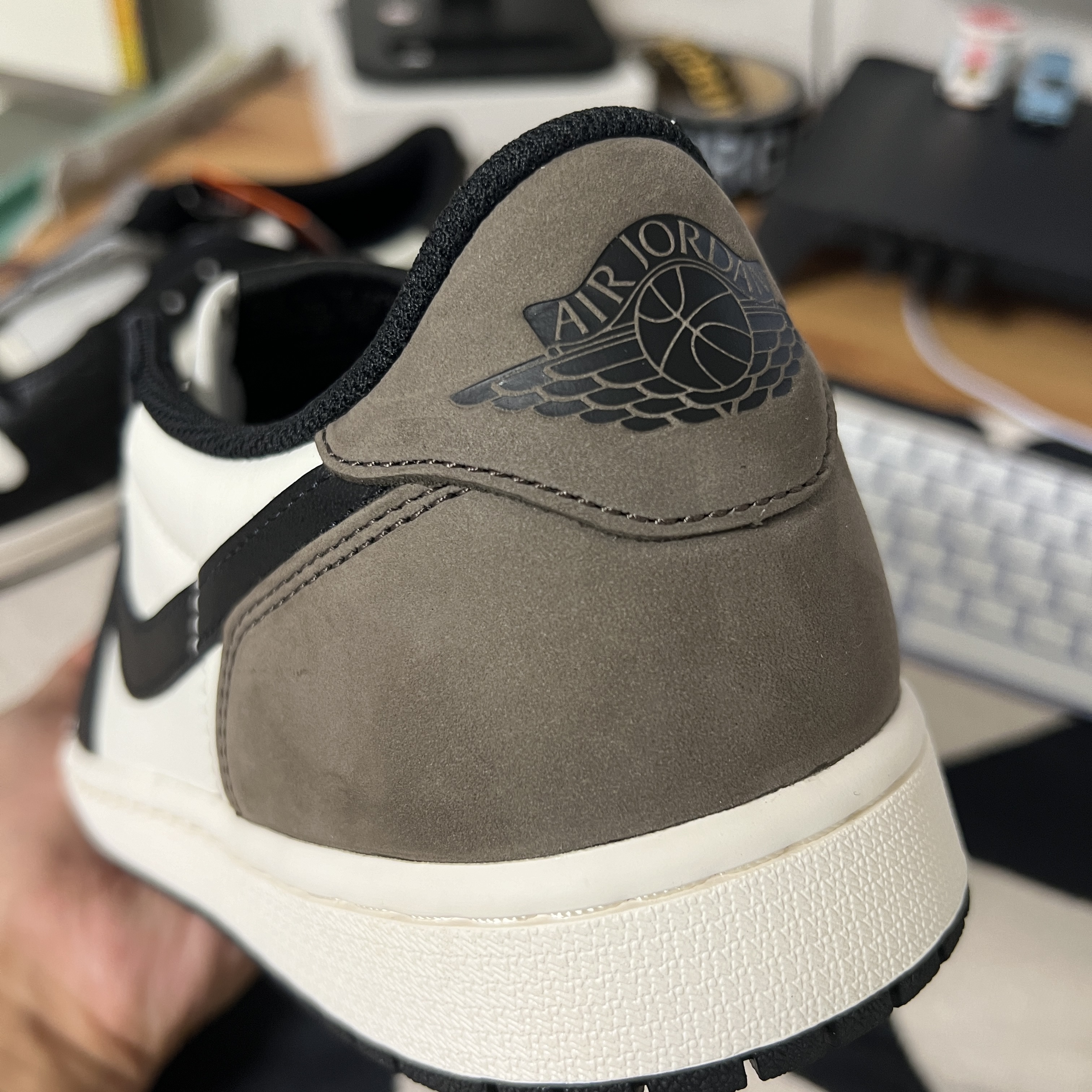 Jordan 1 Retro Low OG Mocha 착용 스타일 - 1